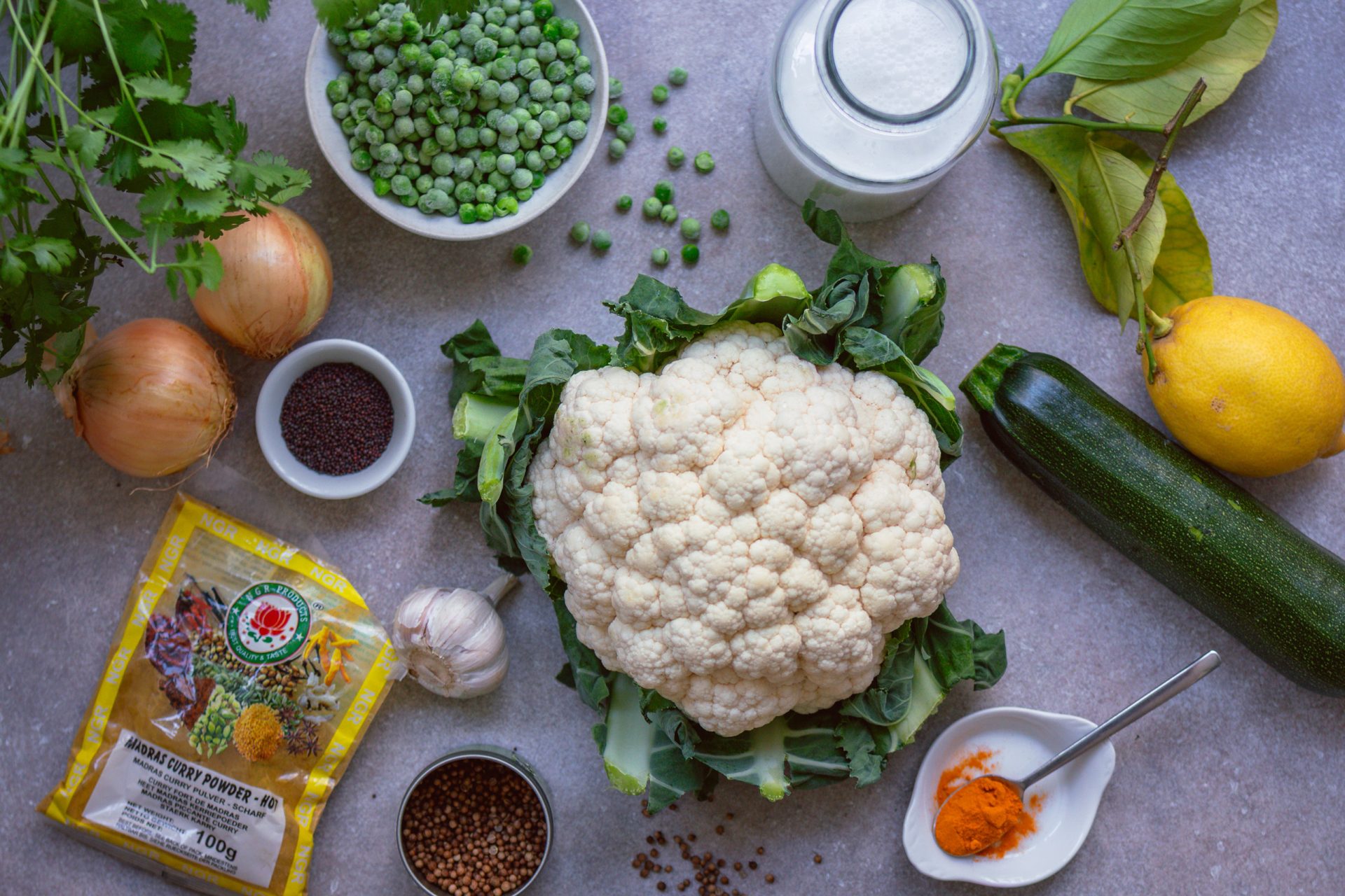 Zutaten für ein veganes Madras-Blumenkohlcurry