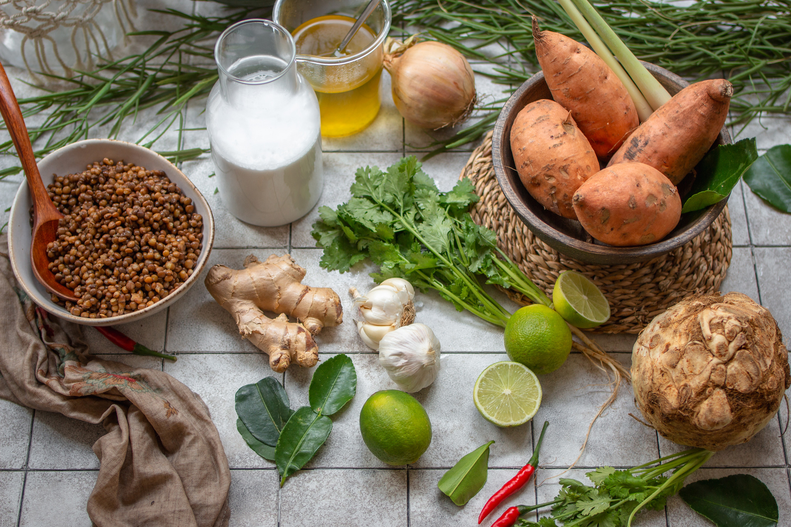 Zutaten für eine vegane Süßkartoffelsuppe mit Linsen - Souptember