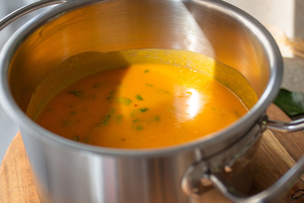 Vegane Süßkartoffelsuppe mit Linsen - Souptember