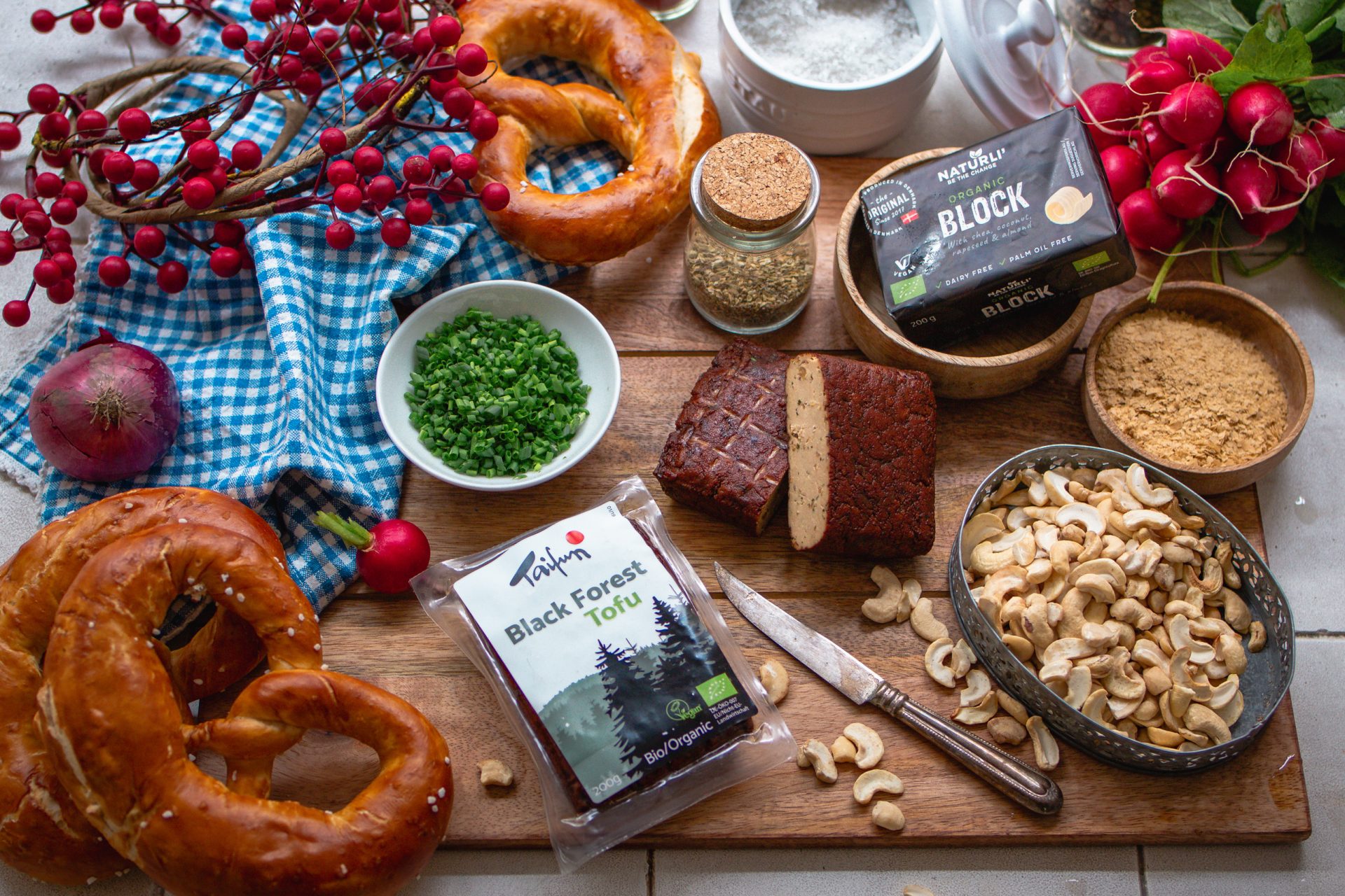 Zutaten für die Zubereitung eines veganen Obatzden bzw. Biergartendips