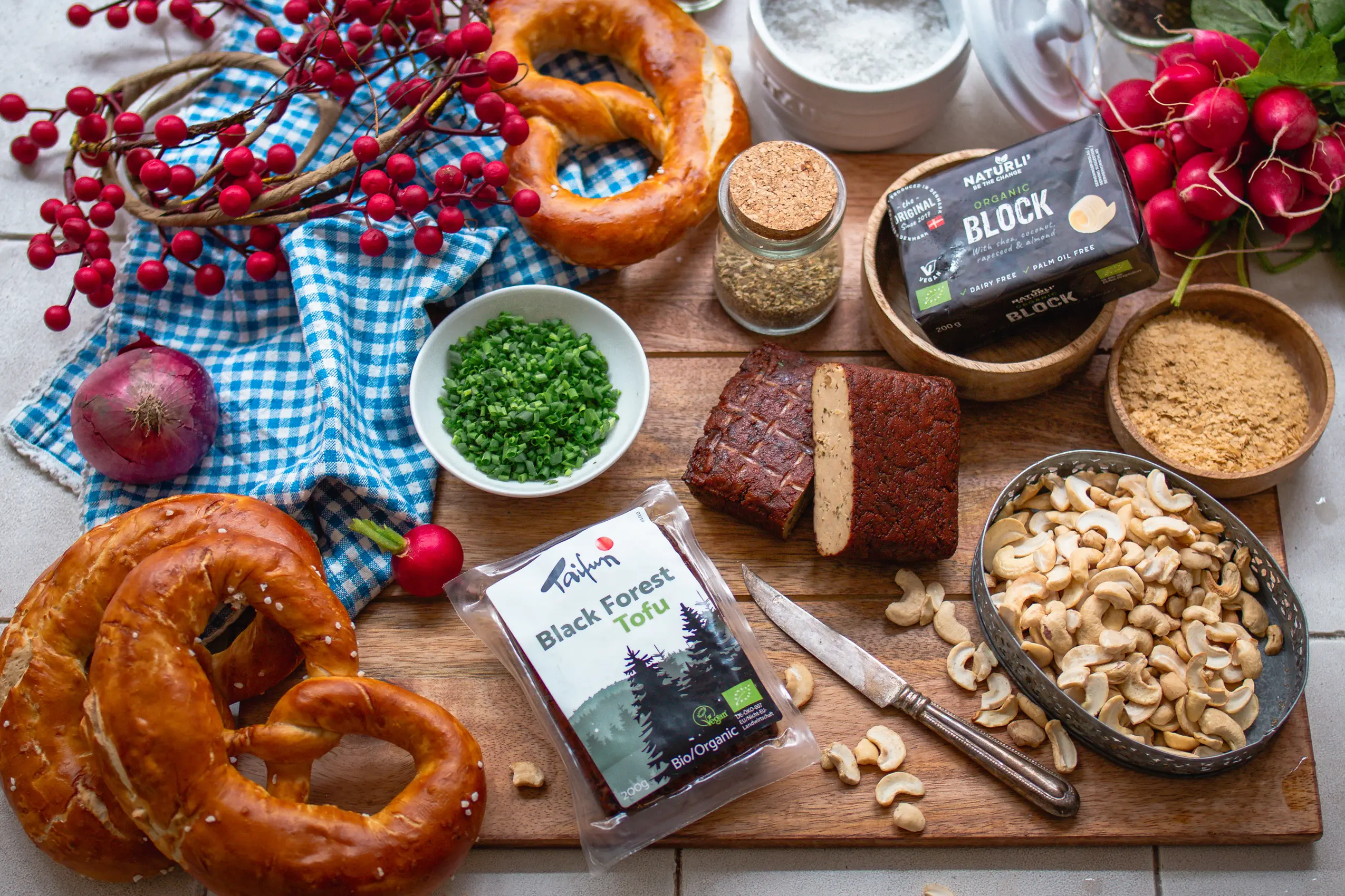 Zutaten für die Zubereitung eines veganen Obatzden bzw. Biergartendips