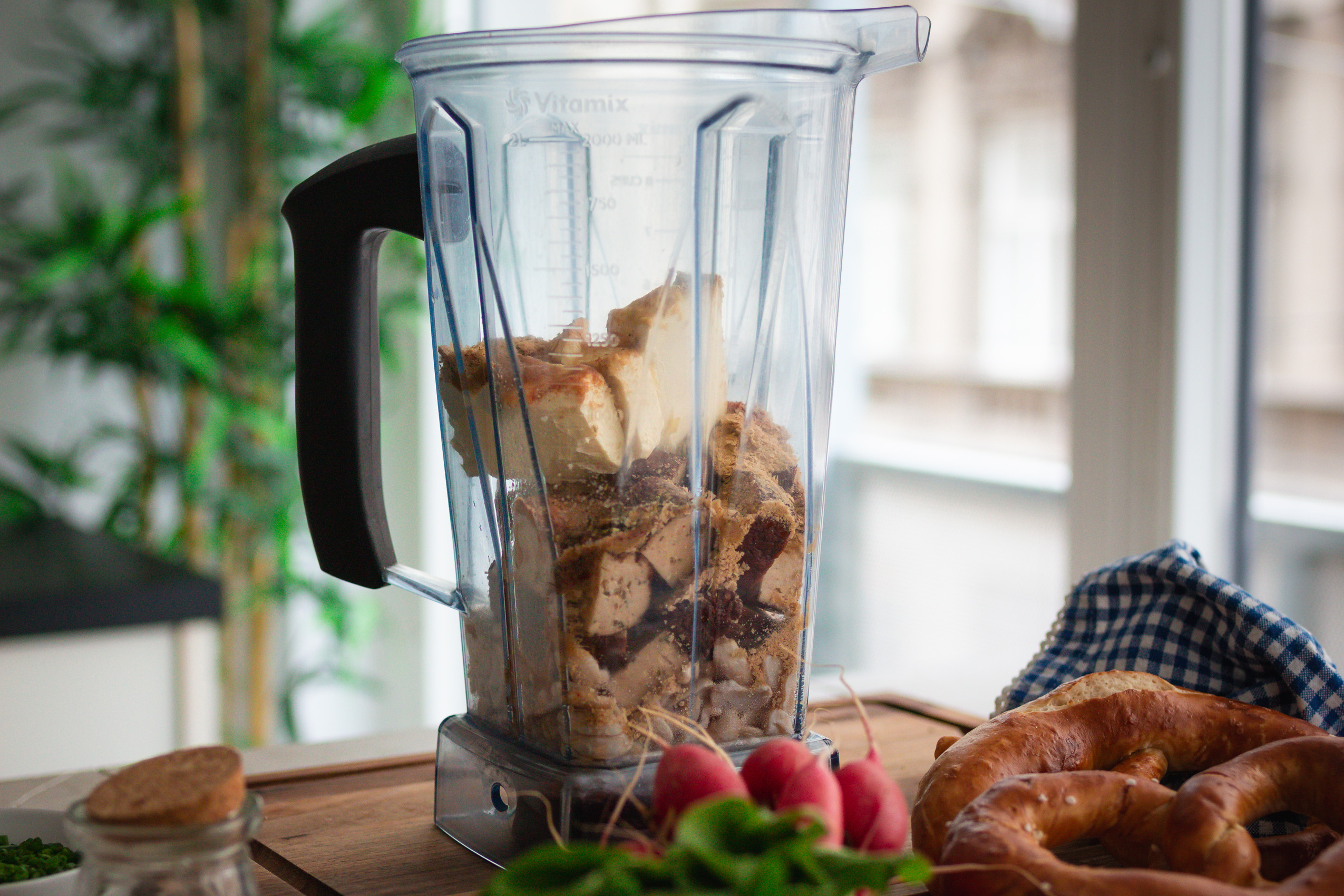 Zubereitung von Veganer Obatzda bzw. bayerischem Biergartenkäse in einem Mixer