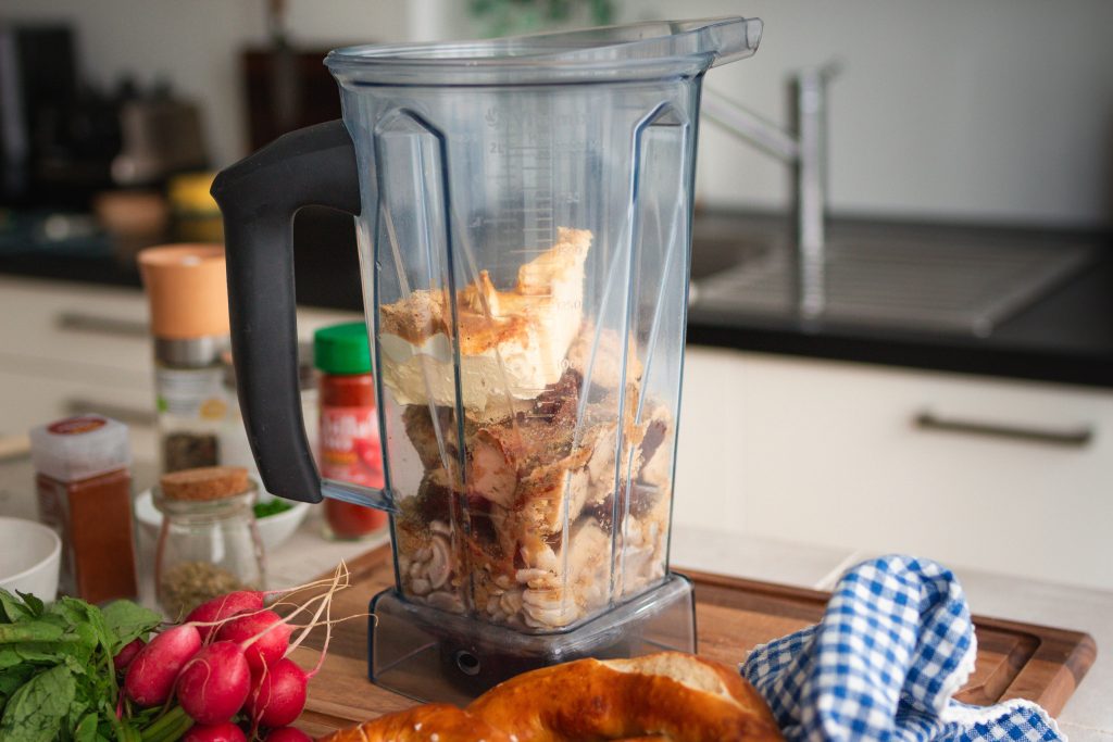 Zutaten für die Zubereitung eines veganen Obatzden/Biergartenkäses im Mixer