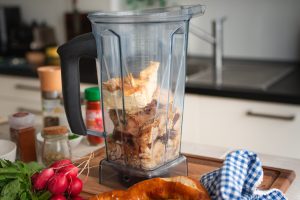 Zutaten für die Zubereitung eines veganen Obatzden/Biergartenkäses im Mixer