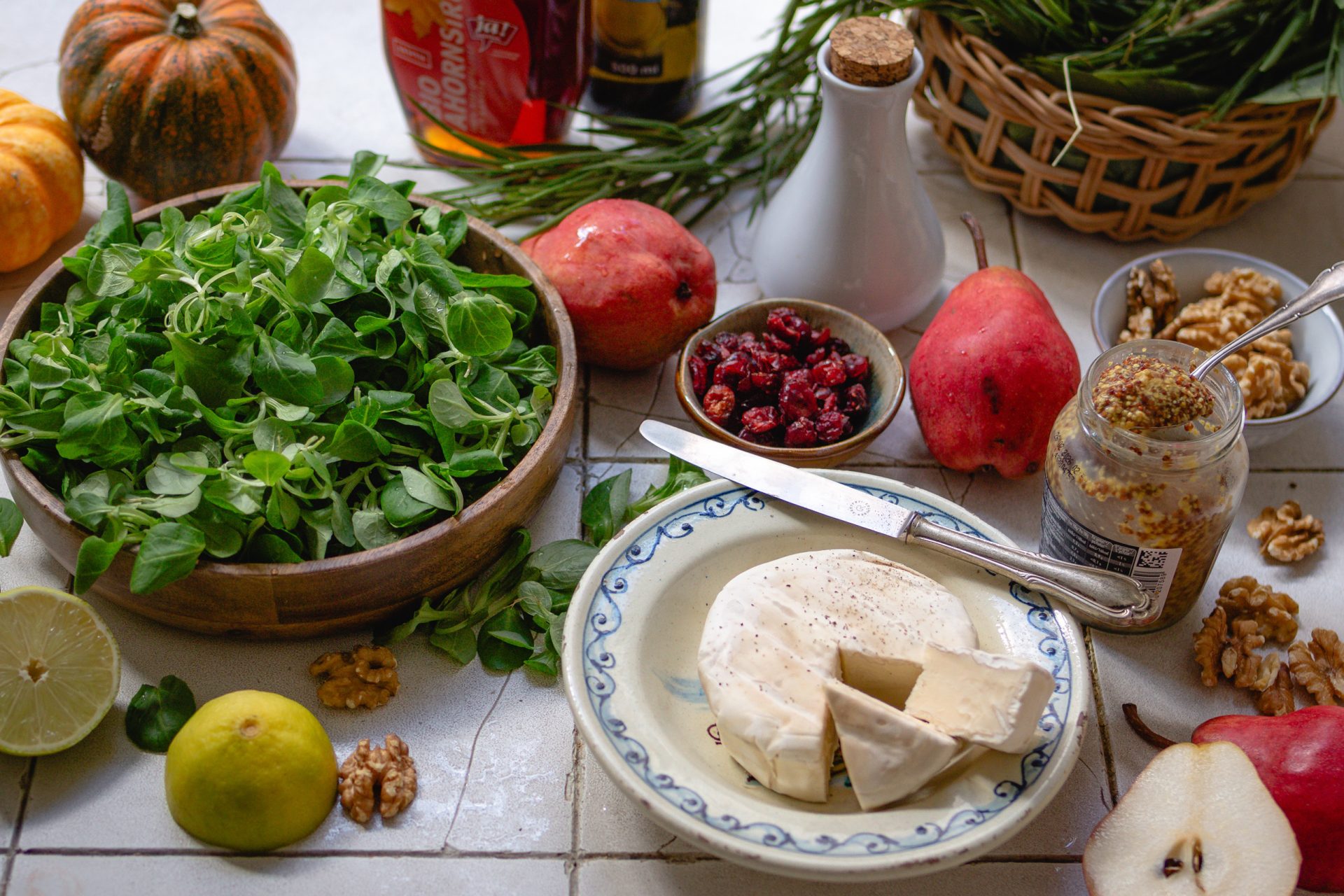 Zutaten für eine Vogerlsalat/Feldsalat mit karamellisierten Walnüssen, Birne und Cranberries