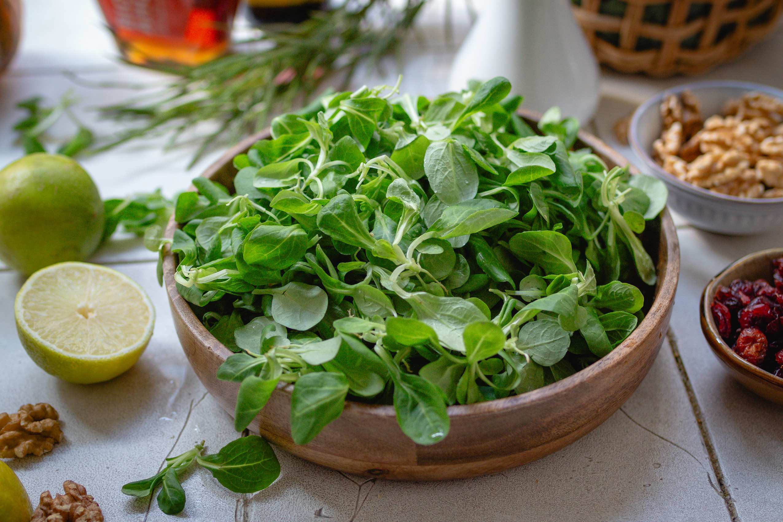 Feldsalat, in Österreich Vogerlsalat genannt, in einer Holzschale