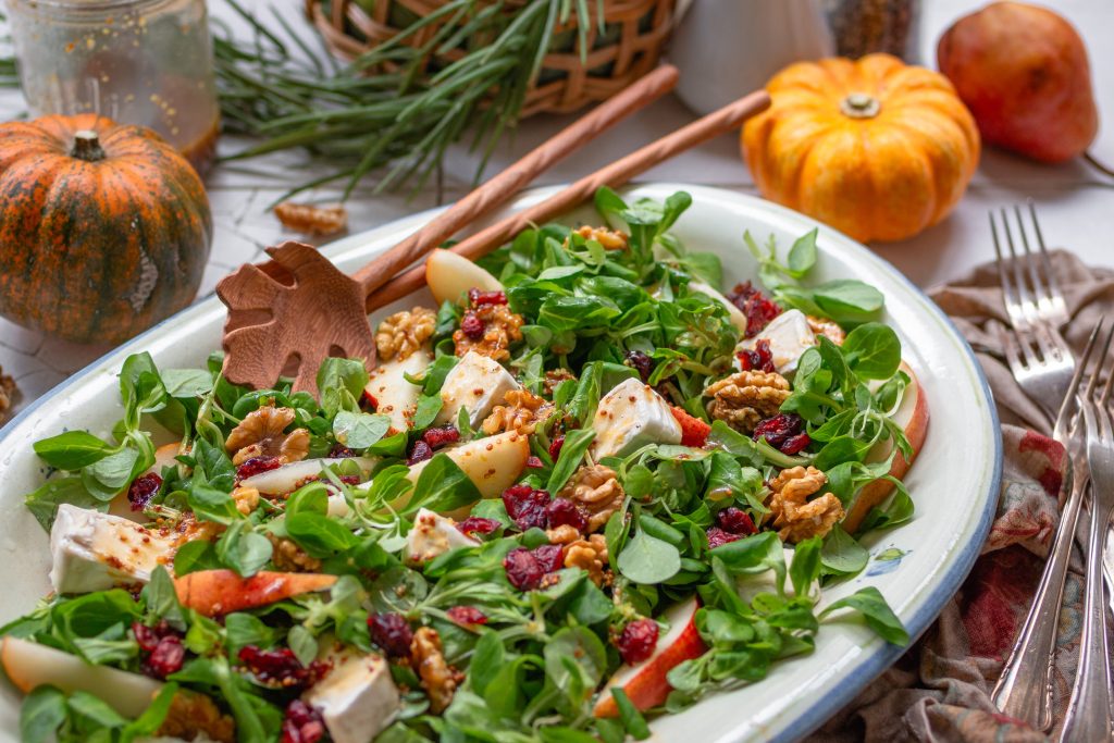 Vogerlsalat mit karamellisierten Walnüssen, Birne und veganem Camembert