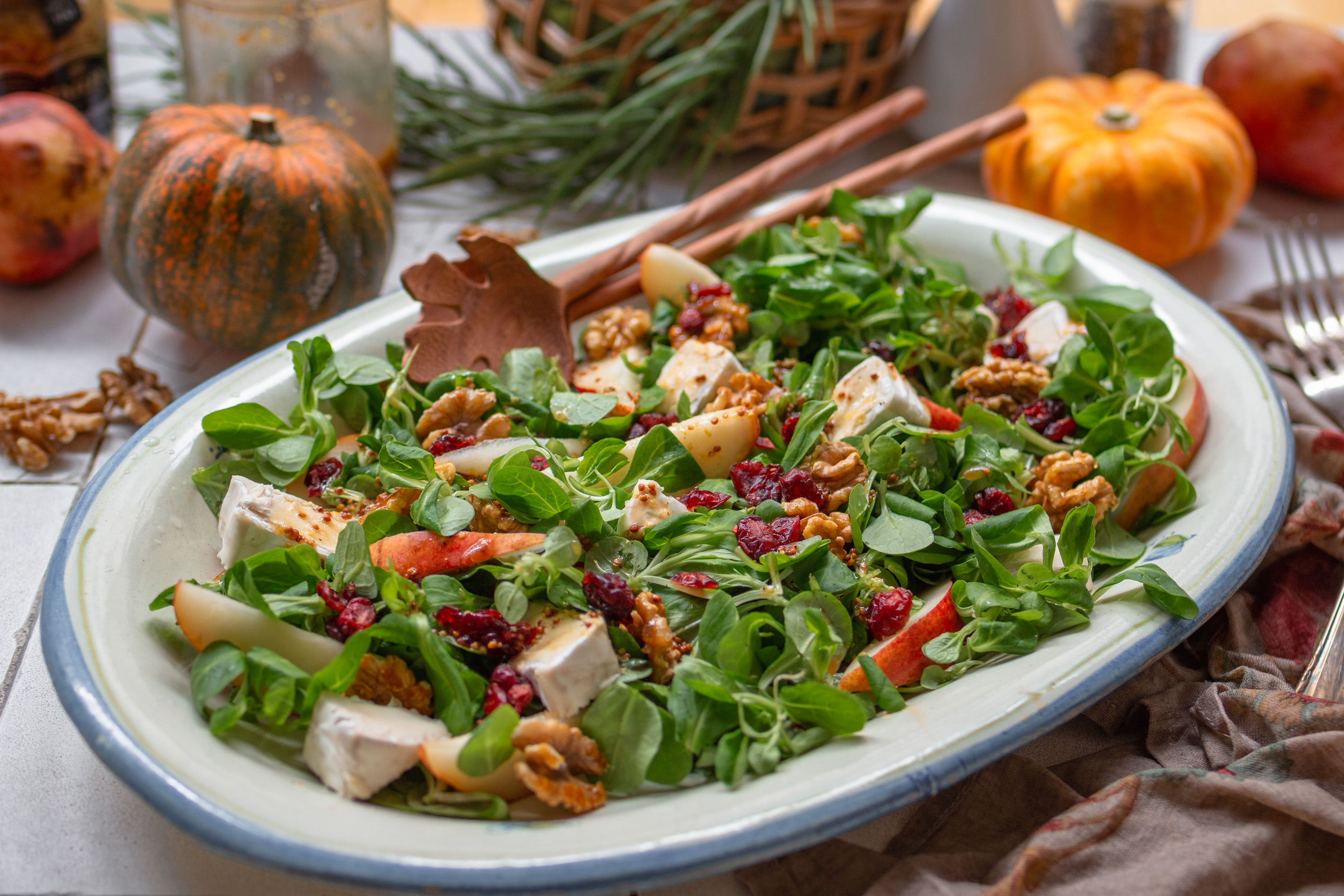 Vogerlsalat mit karamellisierten Walnüssen, Birne und veganem Camembert