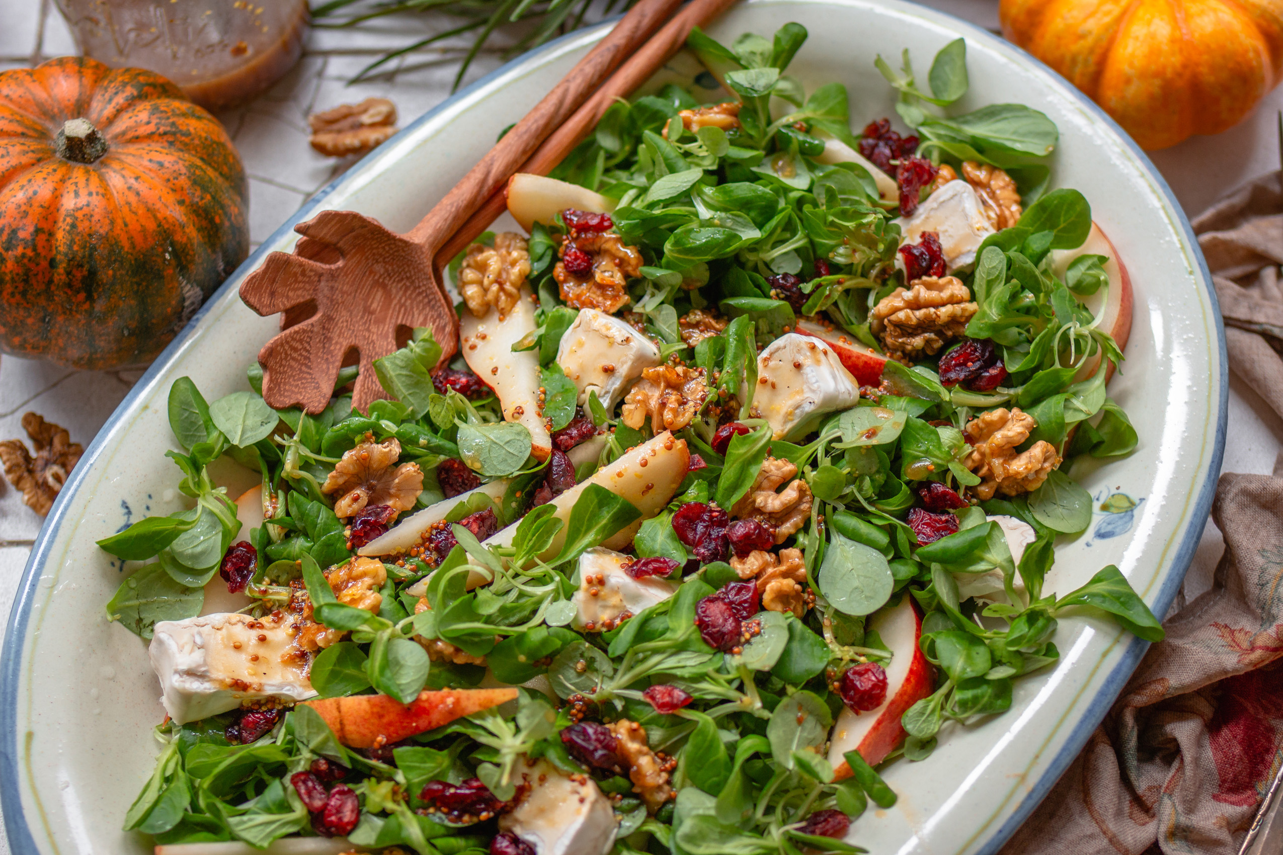 Vogerlsalat mit karamellisierten Walnüssen, Birne und veganem Camembert