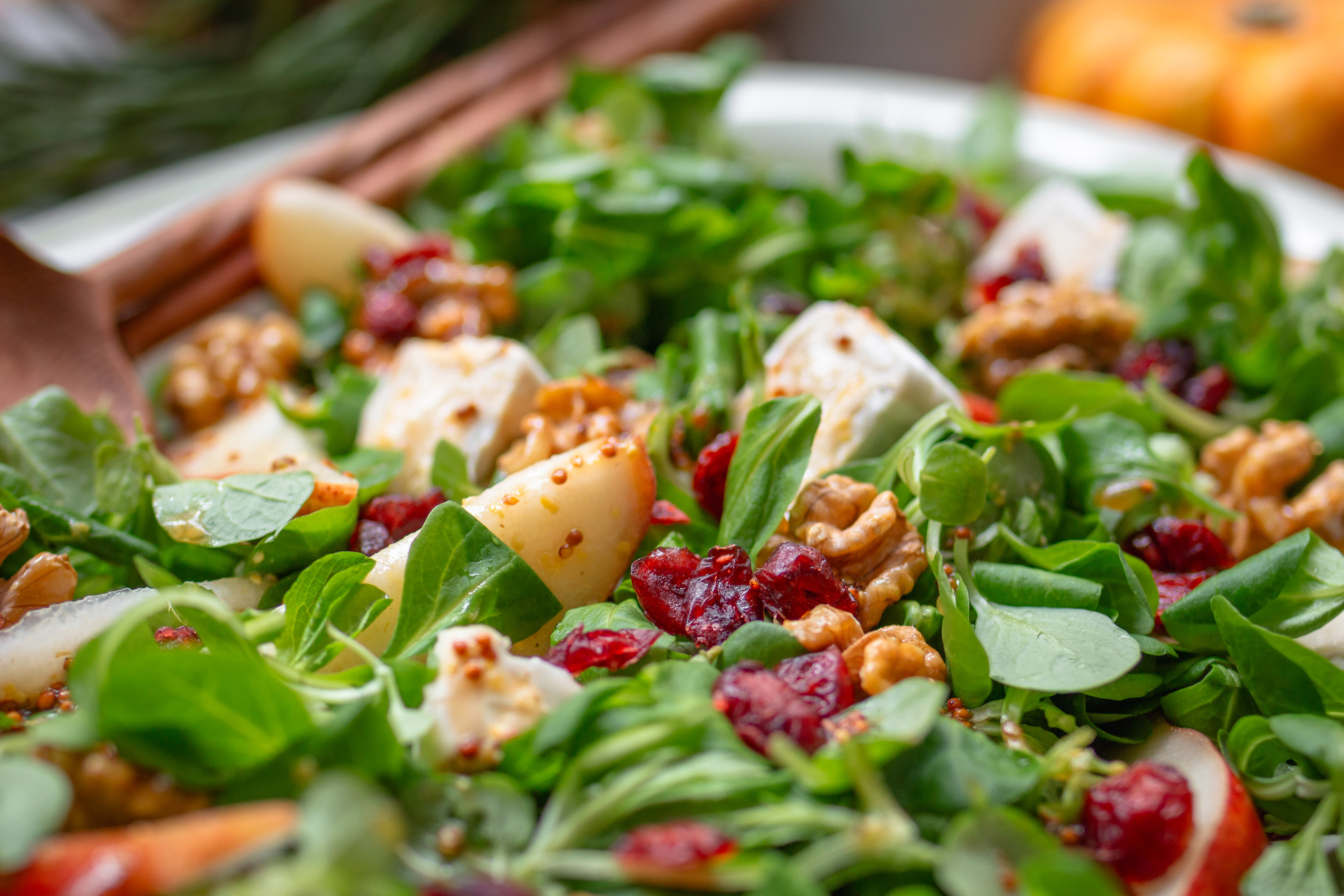 Vogerlsalat mit karamellisierten Walnüssen, Birne und veganem Camembert