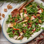 Vogerlsalat mit karamellisierten Walnüssen, Birne und veganem Camembert