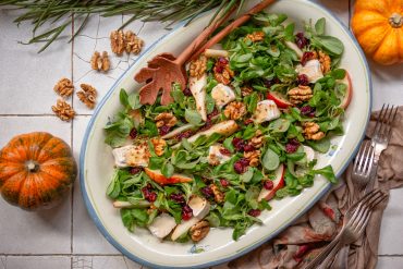 Vogerlsalat mit karamellisierten Walnüssen, Birne und veganem Camembert