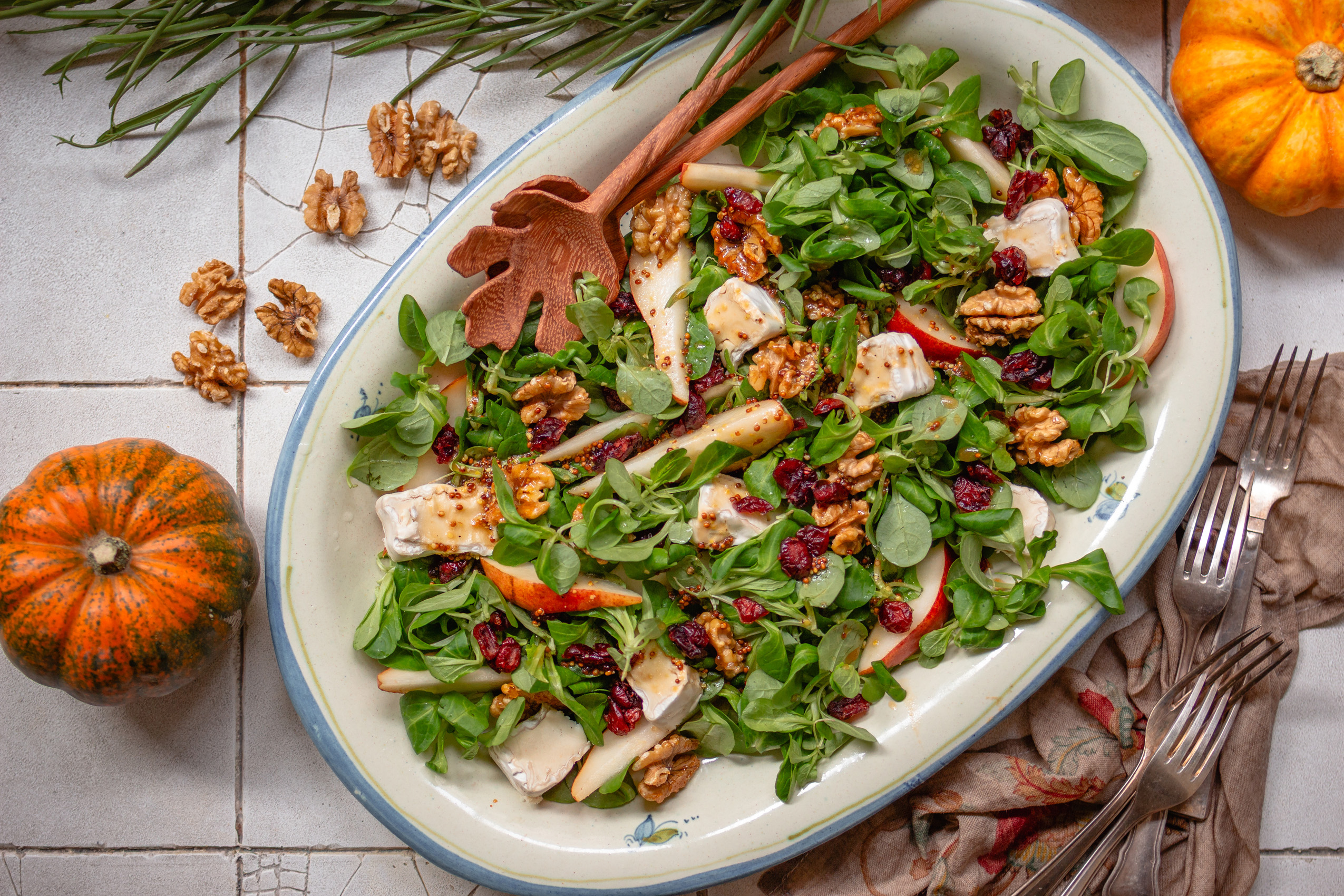 Vogerlsalat mit karamellisierten Walnüssen, Birne und veganem Camembert
