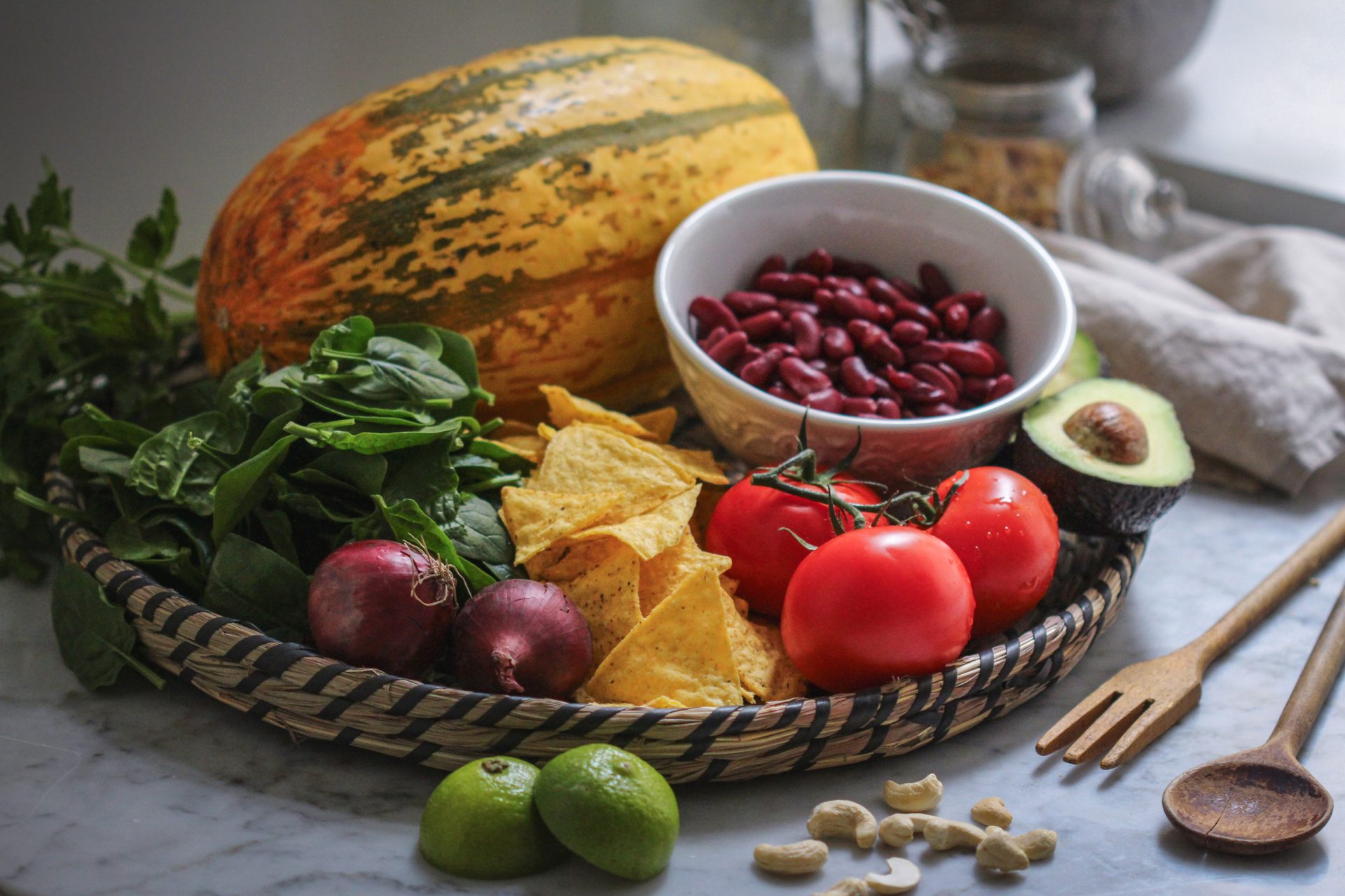 Zutaten für die Zubereitung eines veganen spaghettikürbis TexMex-Style mit Avocado, Bohnenchili und knusprigen Tacos