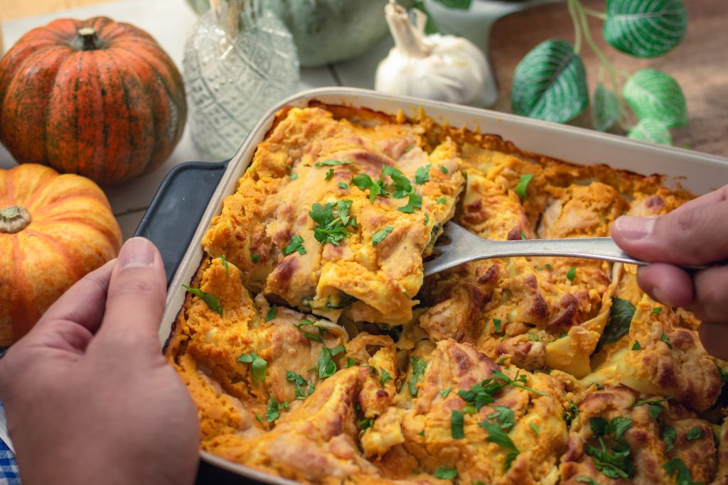 Einfache, vegane Kürbislasagne mit Spinat