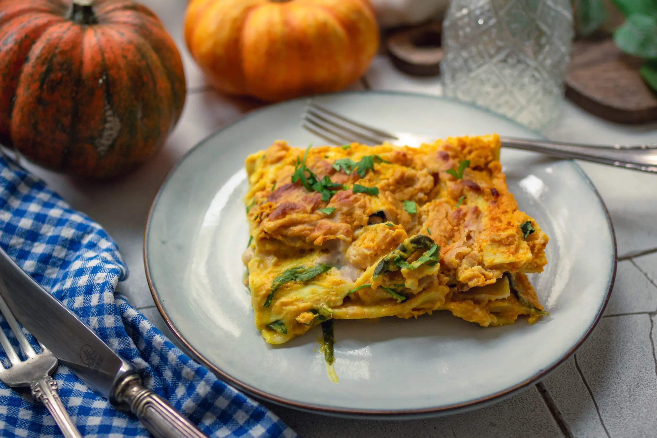 Einfache, vegane Kürbislasagne mit Spinat
