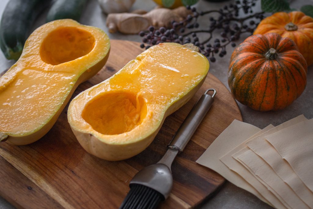 Butternut Kürbis halbieren und mit Öl bepinseln