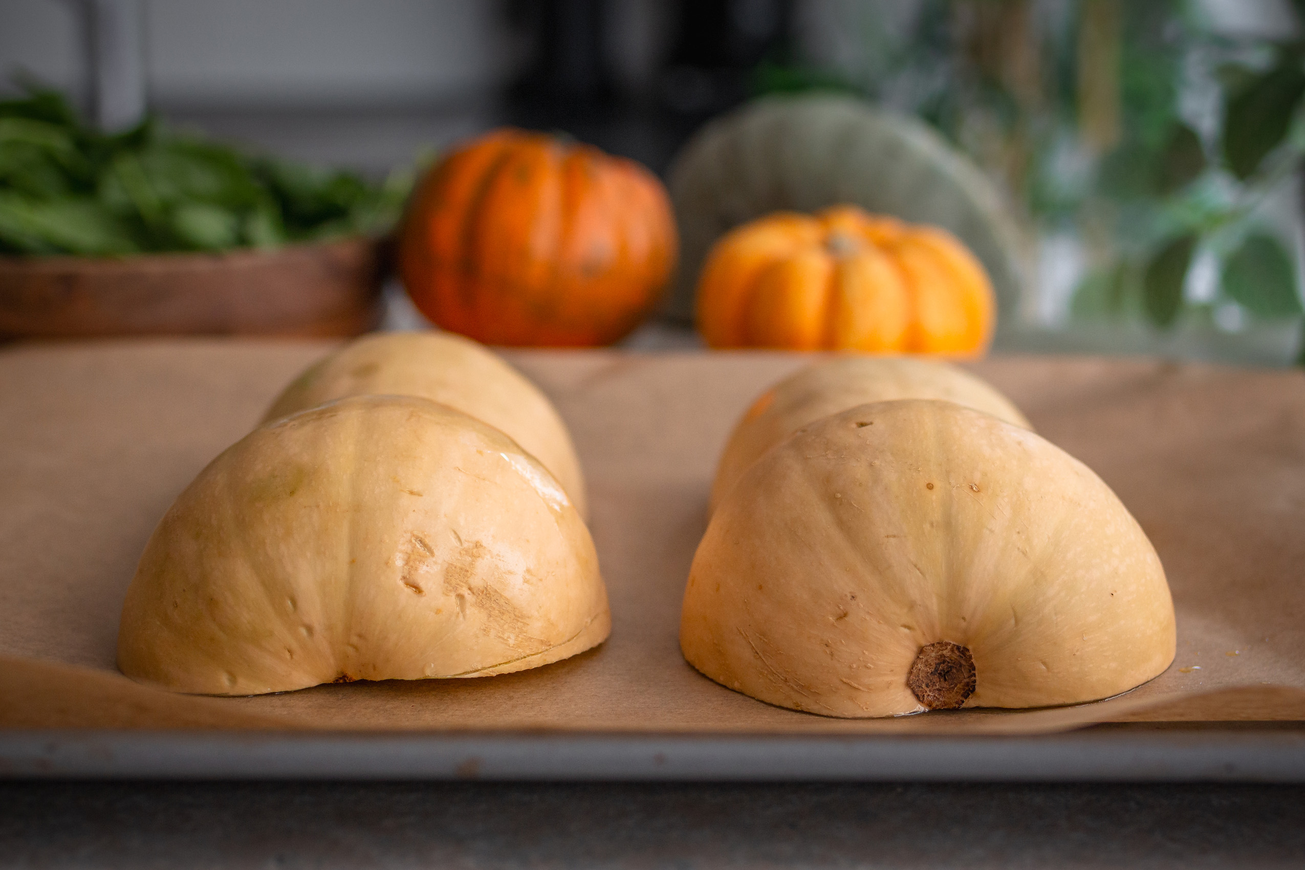 Halbierter Butternut-Kürbis auf einem Backblech