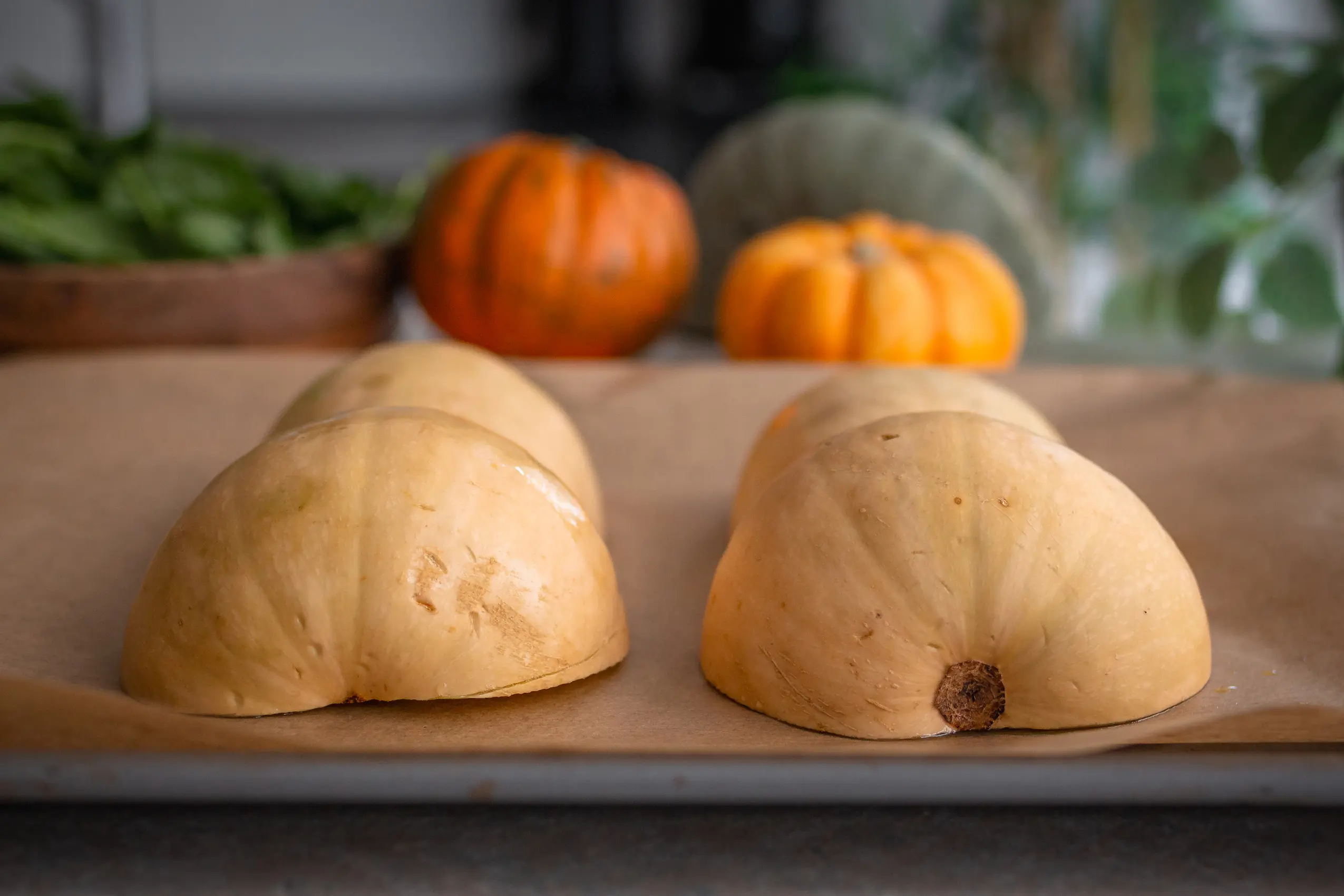 Halbierter Butternut-Kürbis auf einem Backblech