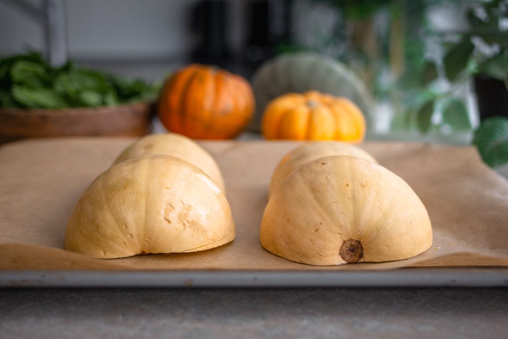 Halbierter Butternut-Kürbis auf einem Backblech