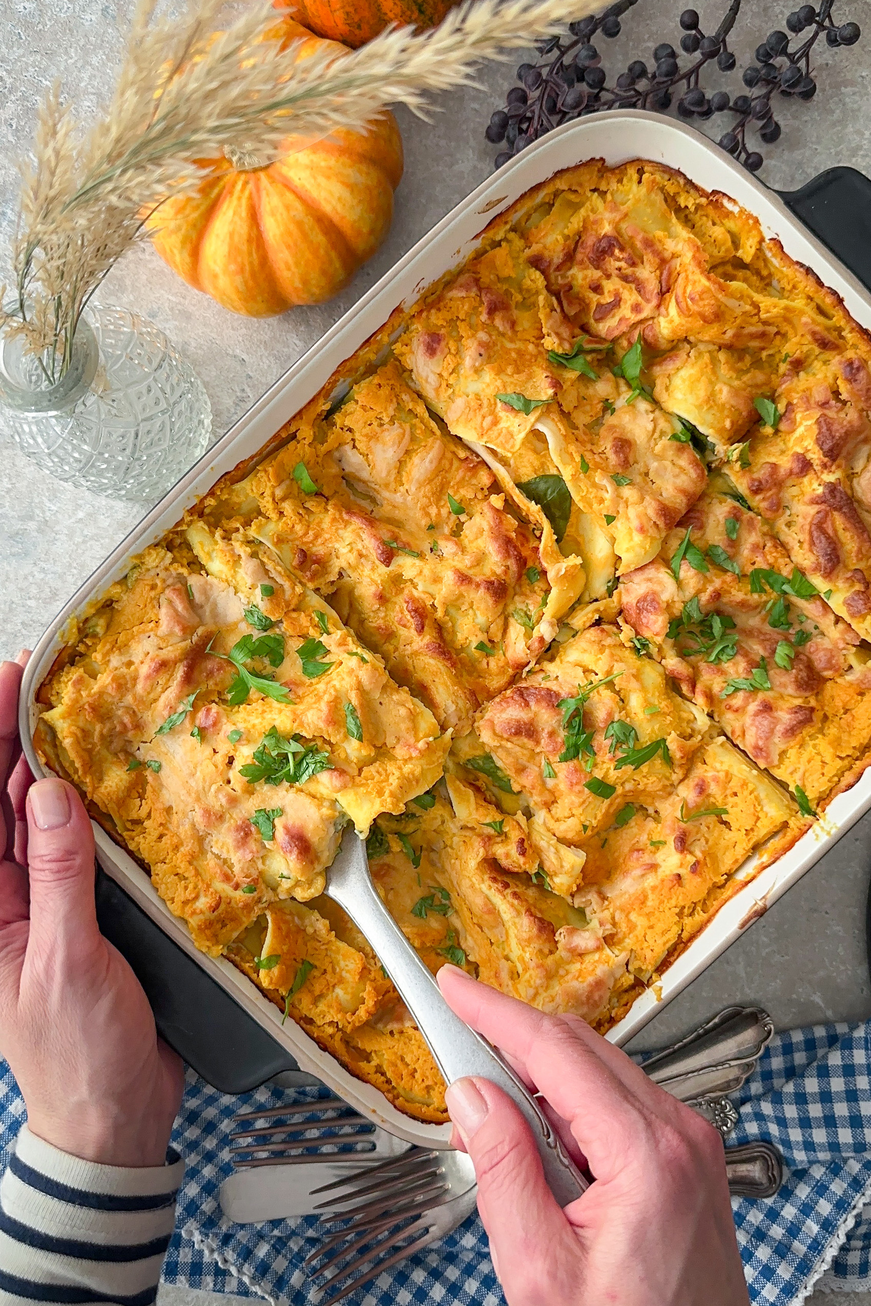 Einfache, vegane Kürbislasagne mit Spinat