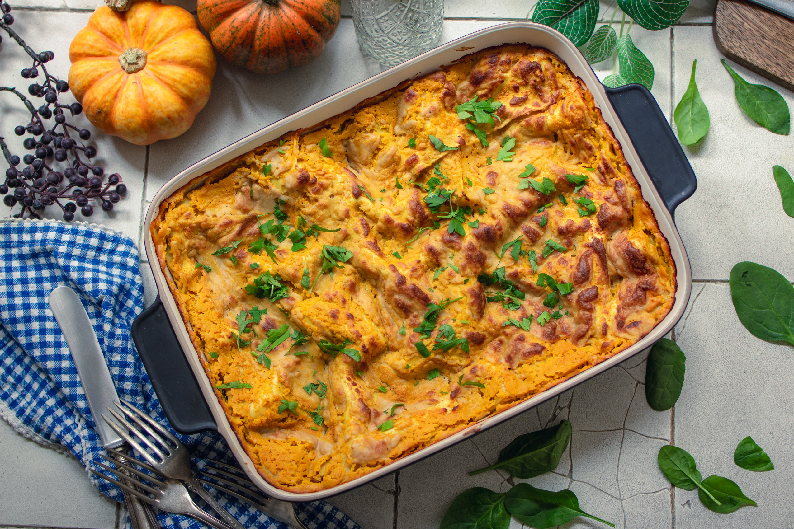 Einfache, vegane Kürbislasagne mit Spinat