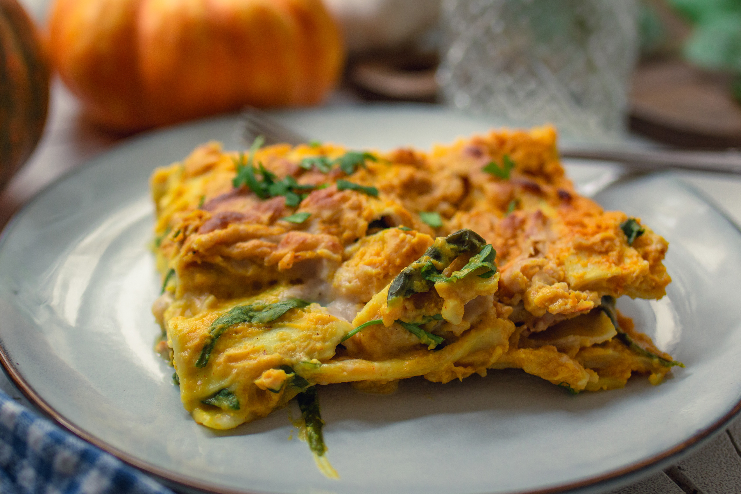 Einfache, vegane Kürbislasagne mit Spinat