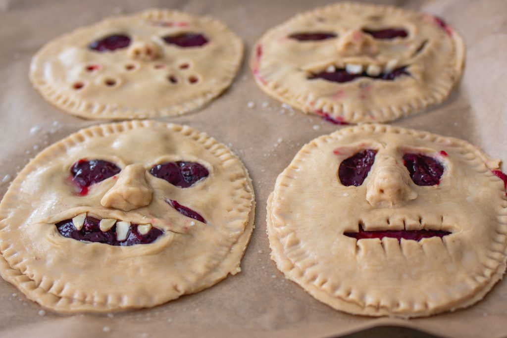 Vegane halloween-Kirschtaschen - Monstergesichter ausschneiden