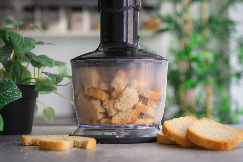Dinkelzweiback im Mixer schreddern