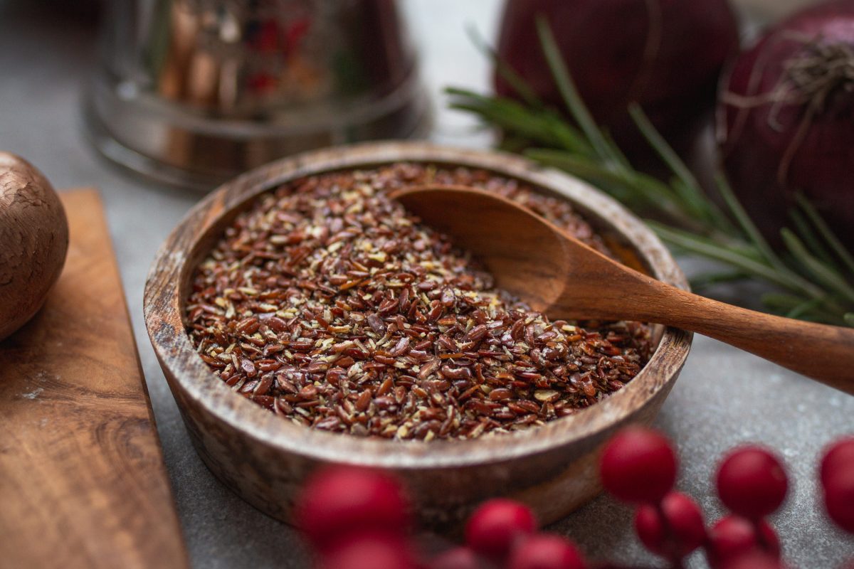 Geschrotete Leinsamen in einer kleinen Holzschale