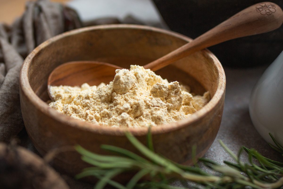 Kichererbsenmehl in einer kleinen Holzschüssel