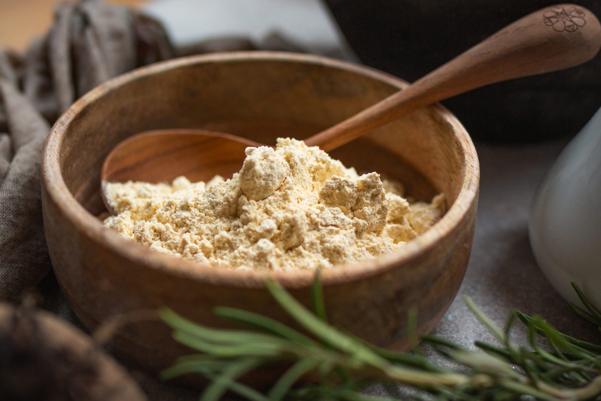 Kichererbsenmehl in einer kleinen Holzschüssel