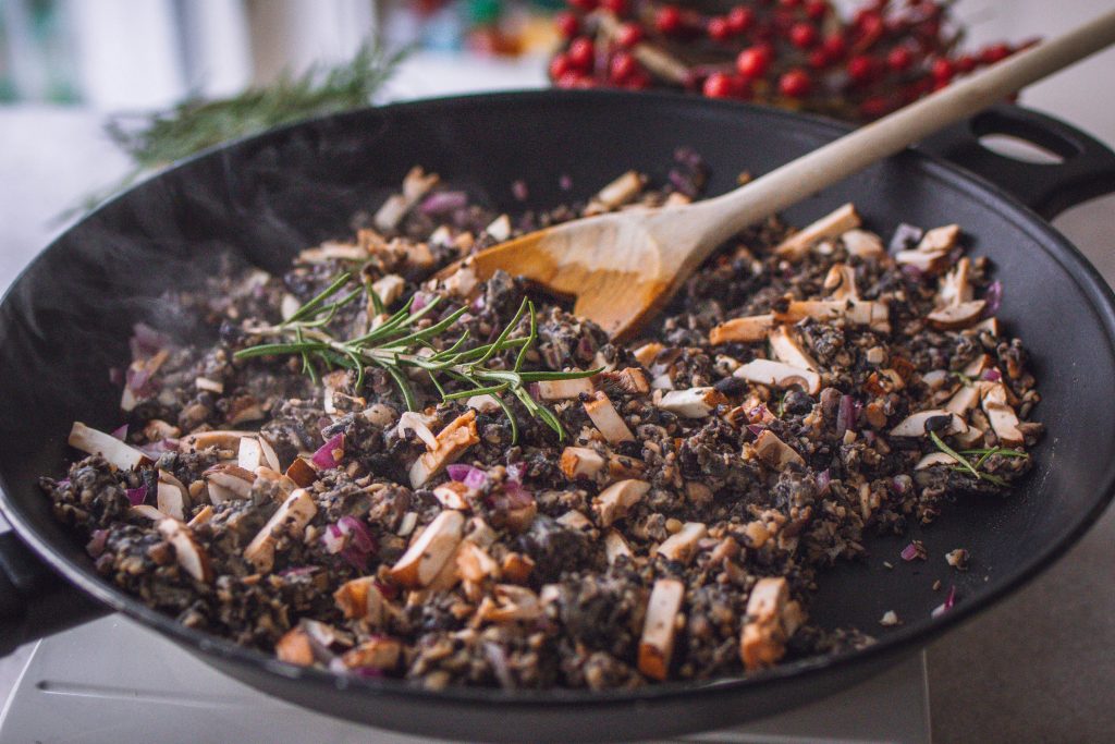 Anbraten der Zutaten für den veganen Weihnachtsbraten mit Tempeh