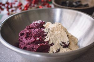 Füllung für den veganen Weihnachtsbraten vorbereiten und mit Kichererbsenmehl abbinden. Zutaten in einer Schüssel.