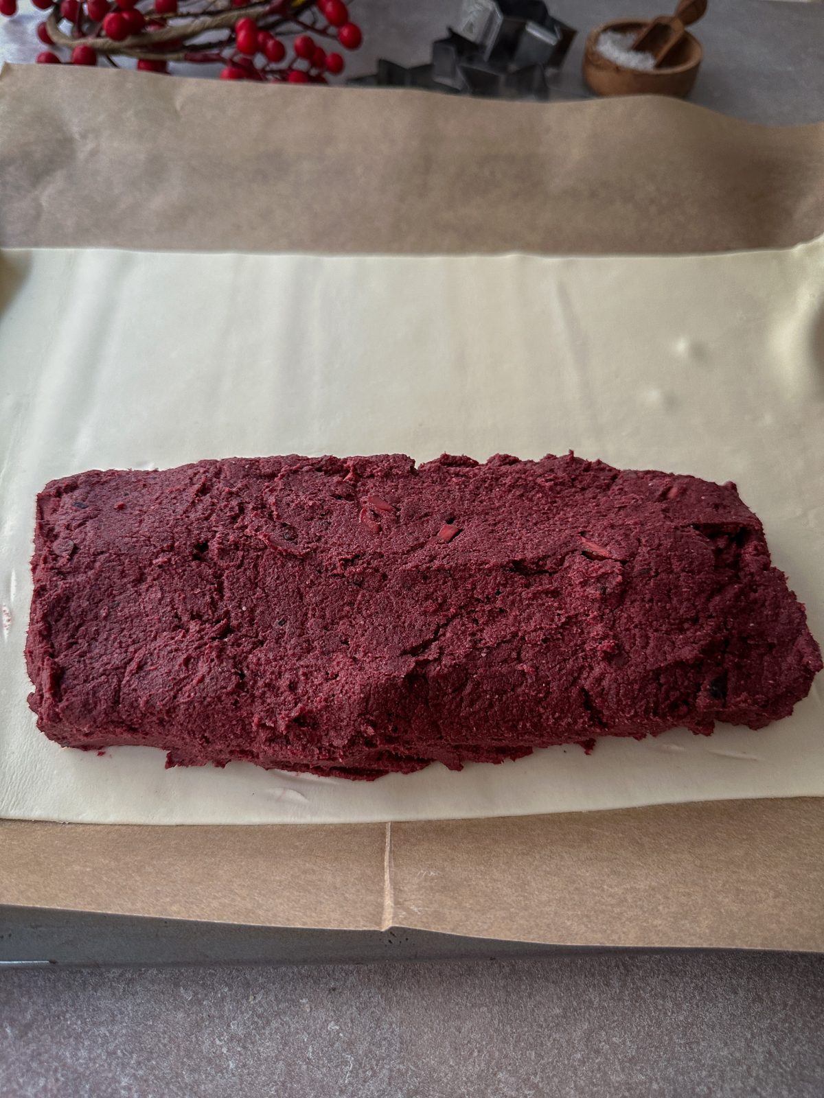 Umhüllen des Tempeh-Bratens mit Blätterteig. Bebilderte Anleitung.