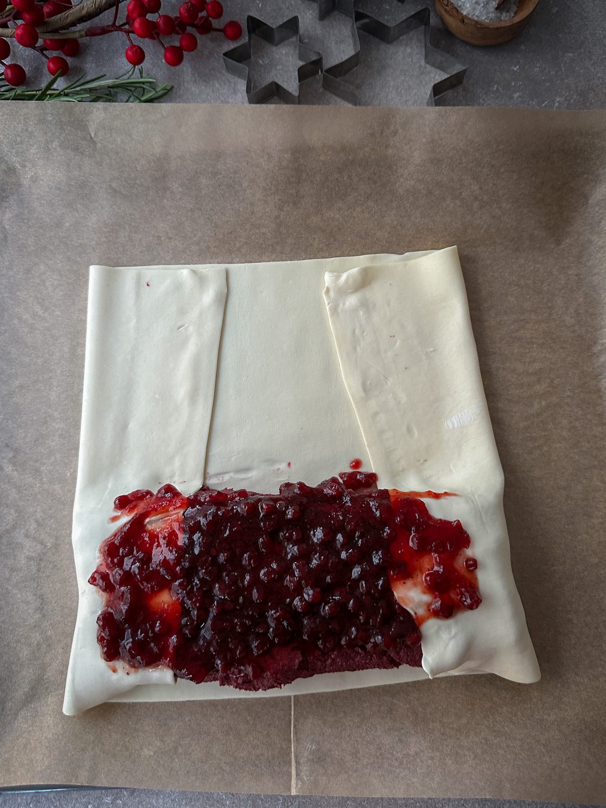 Umhüllen des Tempeh-Bratens mit Blätterteig. Bebilderte Anleitung.