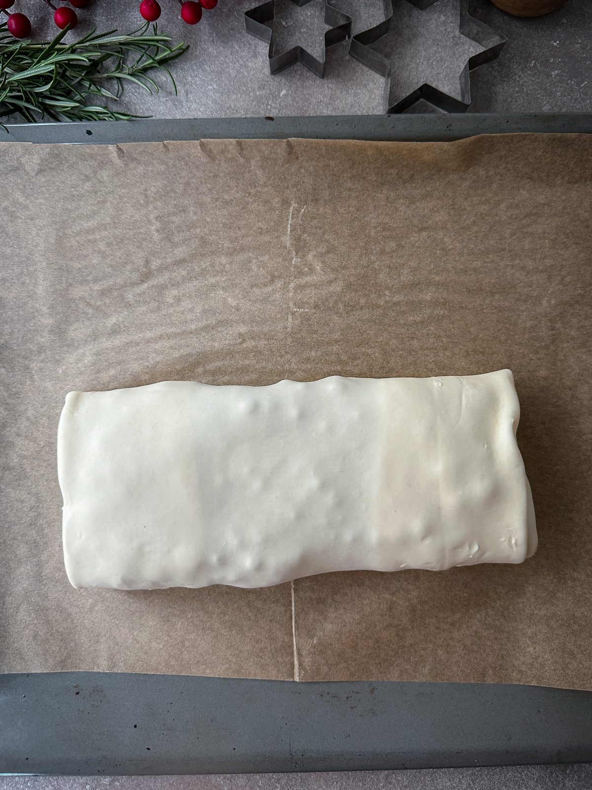 Umhüllen des Tempeh-Bratens mit Blätterteig. Bebilderte Anleitung.