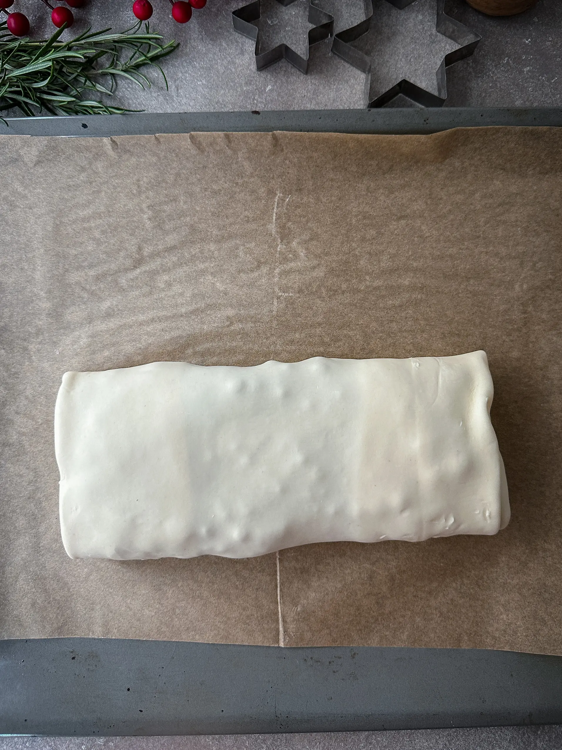 Umhüllen des Tempeh-Bratens mit Blätterteig. Bebilderte Anleitung.