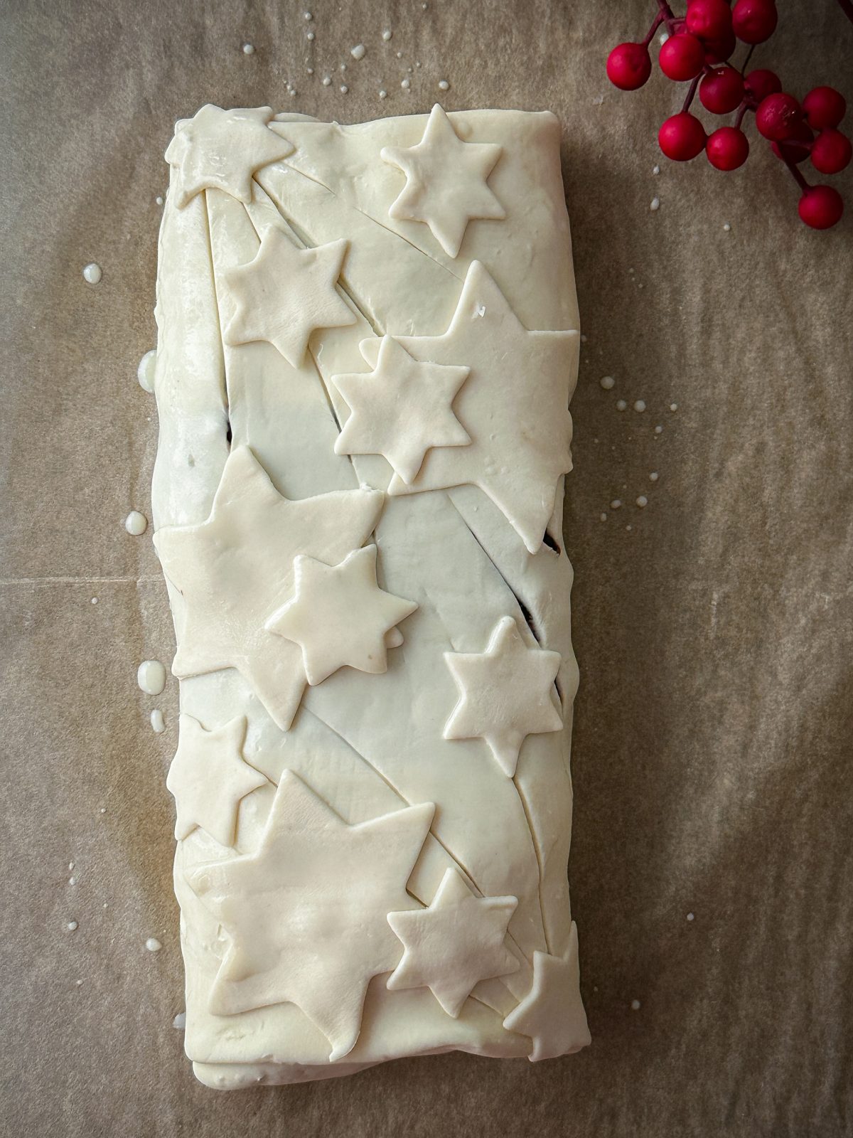 Umhüllen des Tempeh-Bratens mit Blätterteig. Bebilderte Anleitung.