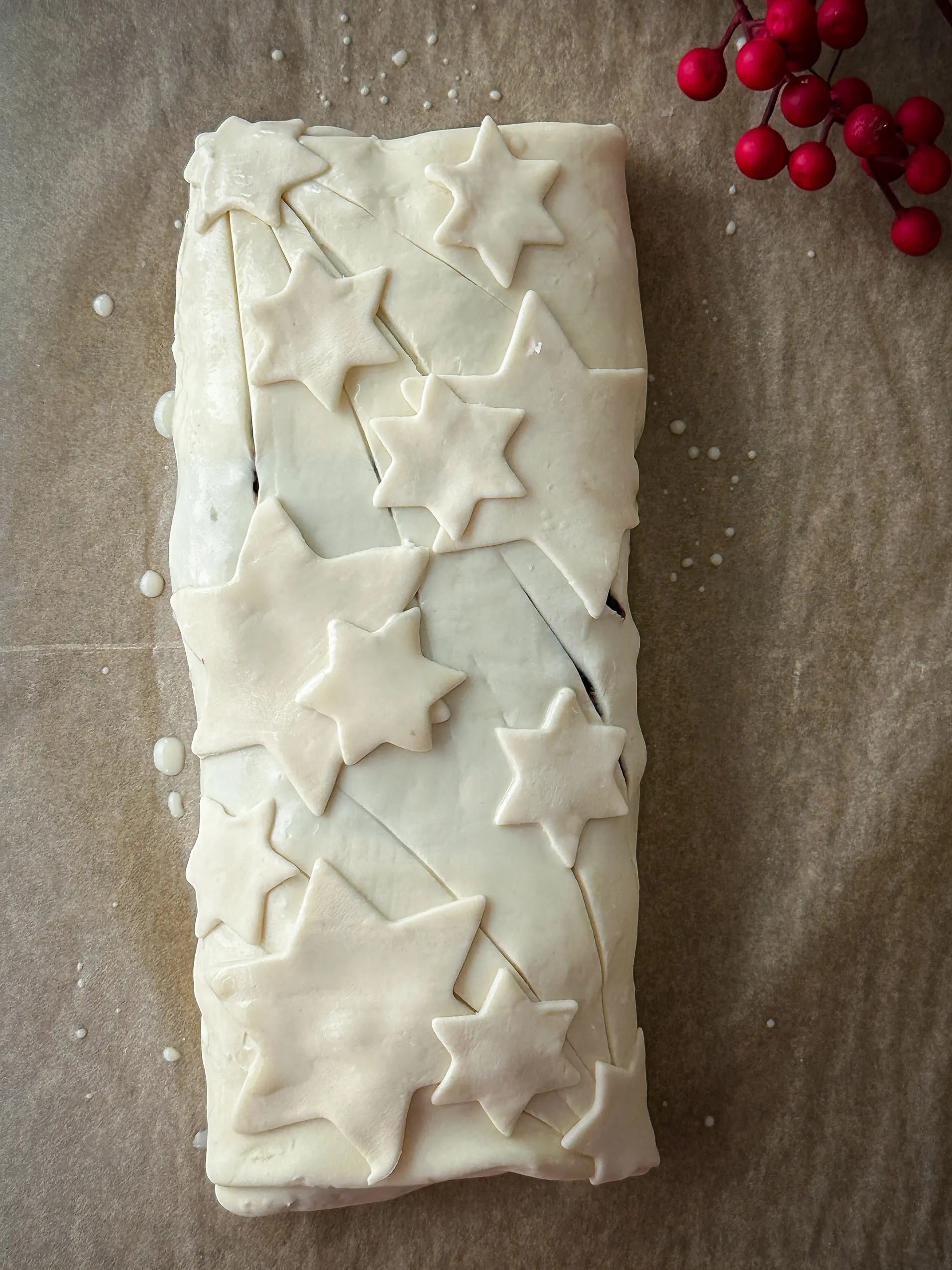 Umhüllen des Tempeh-Bratens mit Blätterteig. Bebilderte Anleitung.
