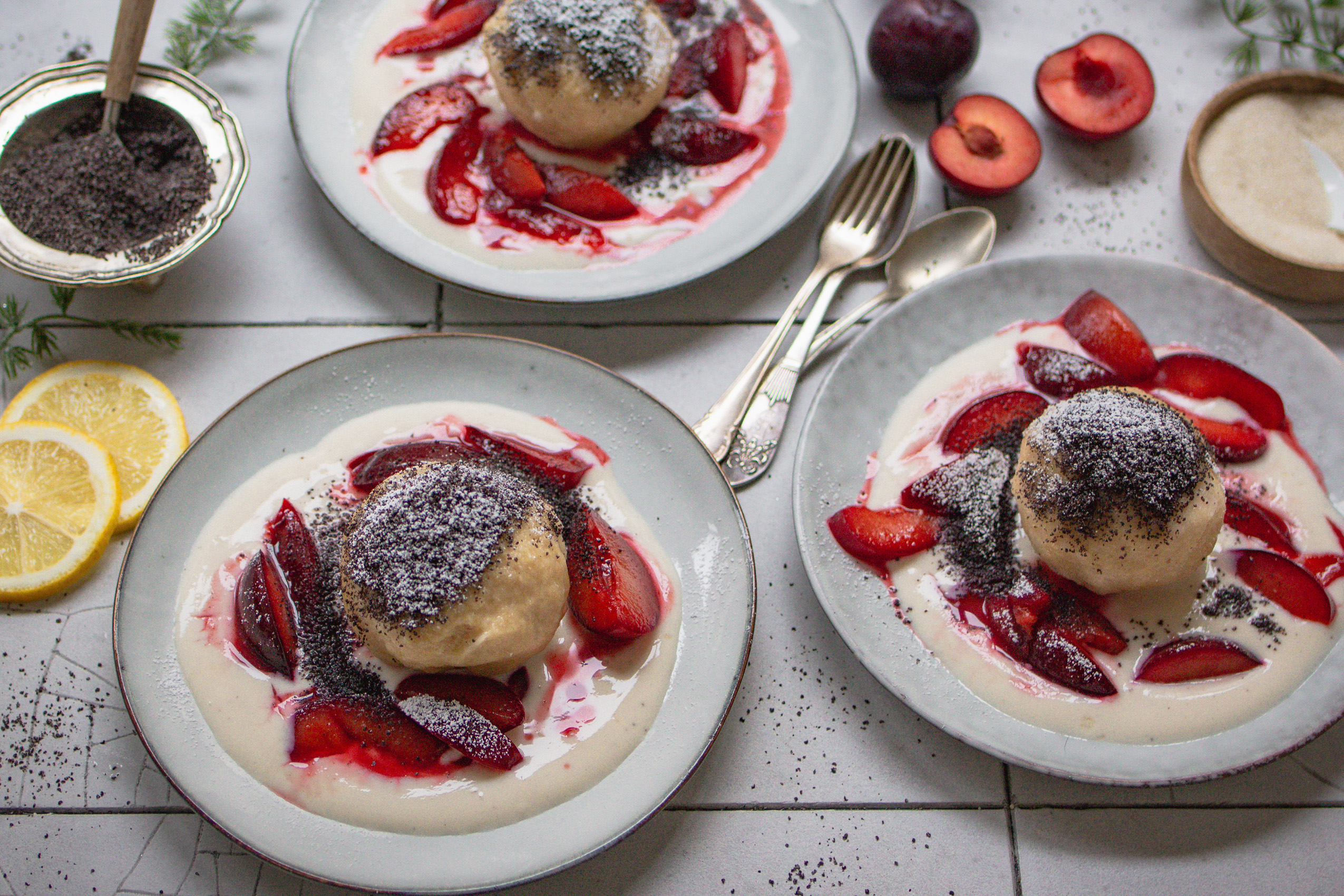 Veganer Topfenknödel mit Zimtzwetschken - Quarkknödel selbst gemacht auf einem Teller
