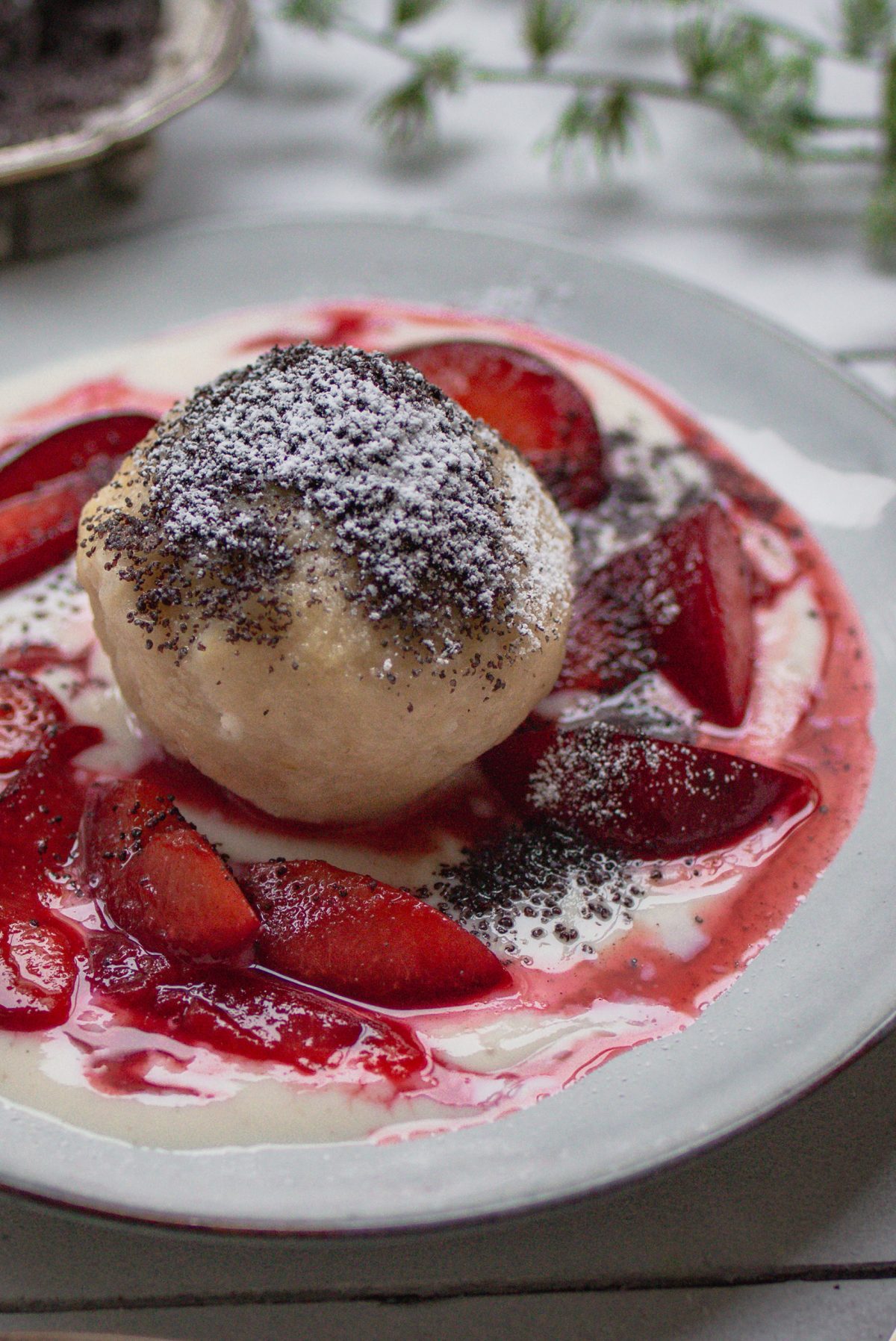Veganer Topfenknödel mit Zimtzwetschken - Quarkknödel selbst gemacht auf einem Teller