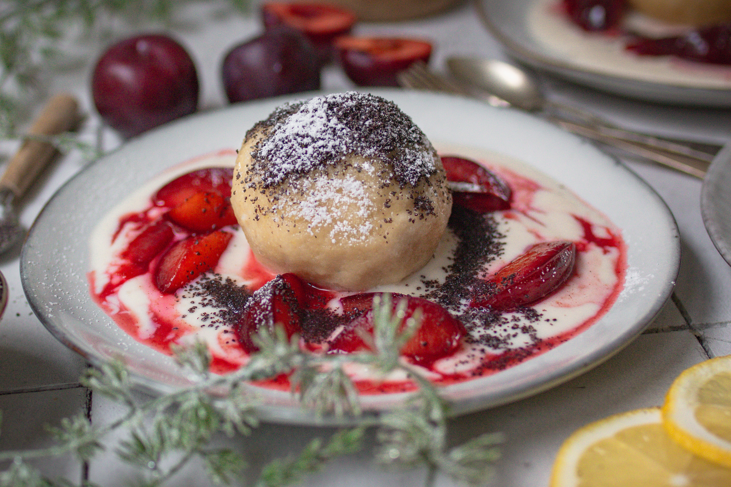 Veganer Topfenknödel mit Zimtzwetschken - Quarkknödel selbst gemacht auf einem Teller