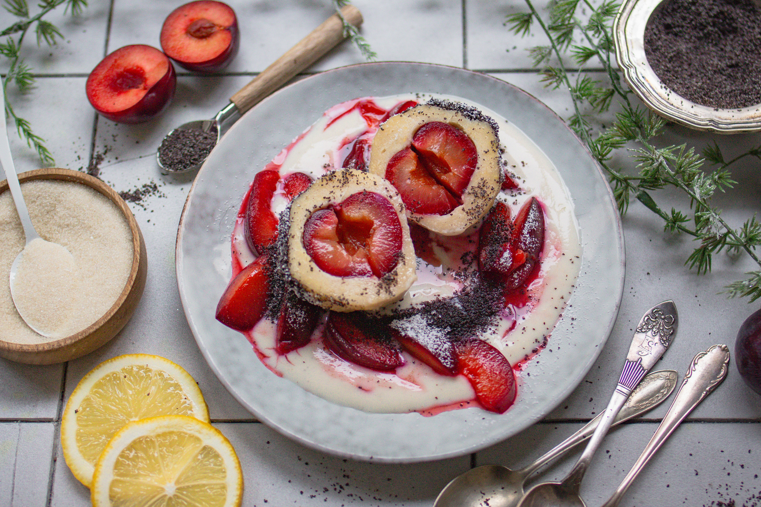 Veganer Topfenknödel mit Zimtzwetschken - Quarkknödel selbst gemacht auf einem Teller
