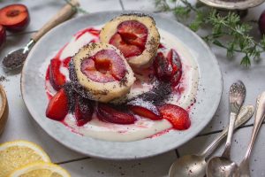 Veganer Topfenknödel mit Zimtzwetschken - Quarkknödel selbst gemacht auf einem Teller