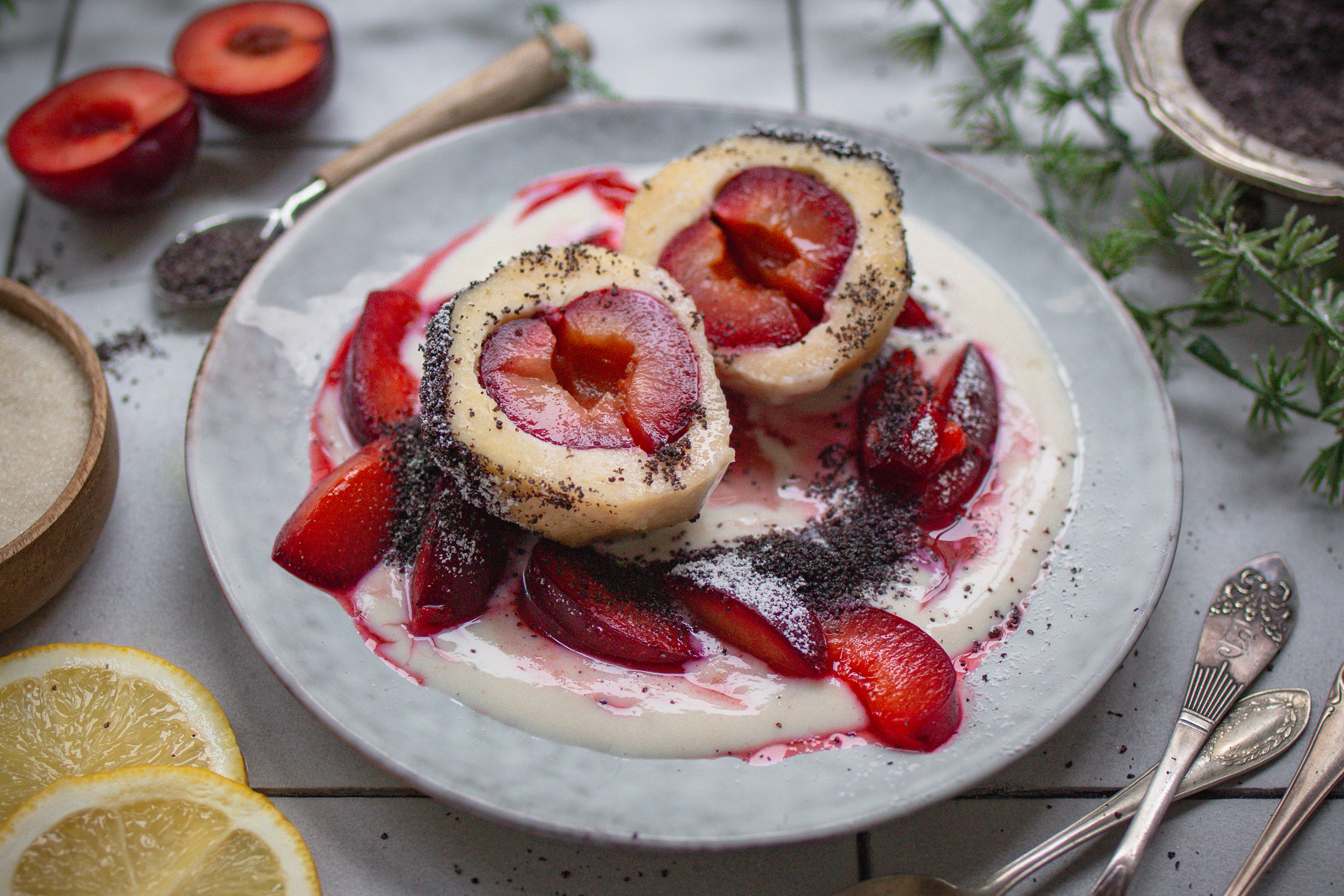 Veganer Topfenknödel mit Zimtzwetschken - Quarkknödel selbst gemacht auf einem Teller