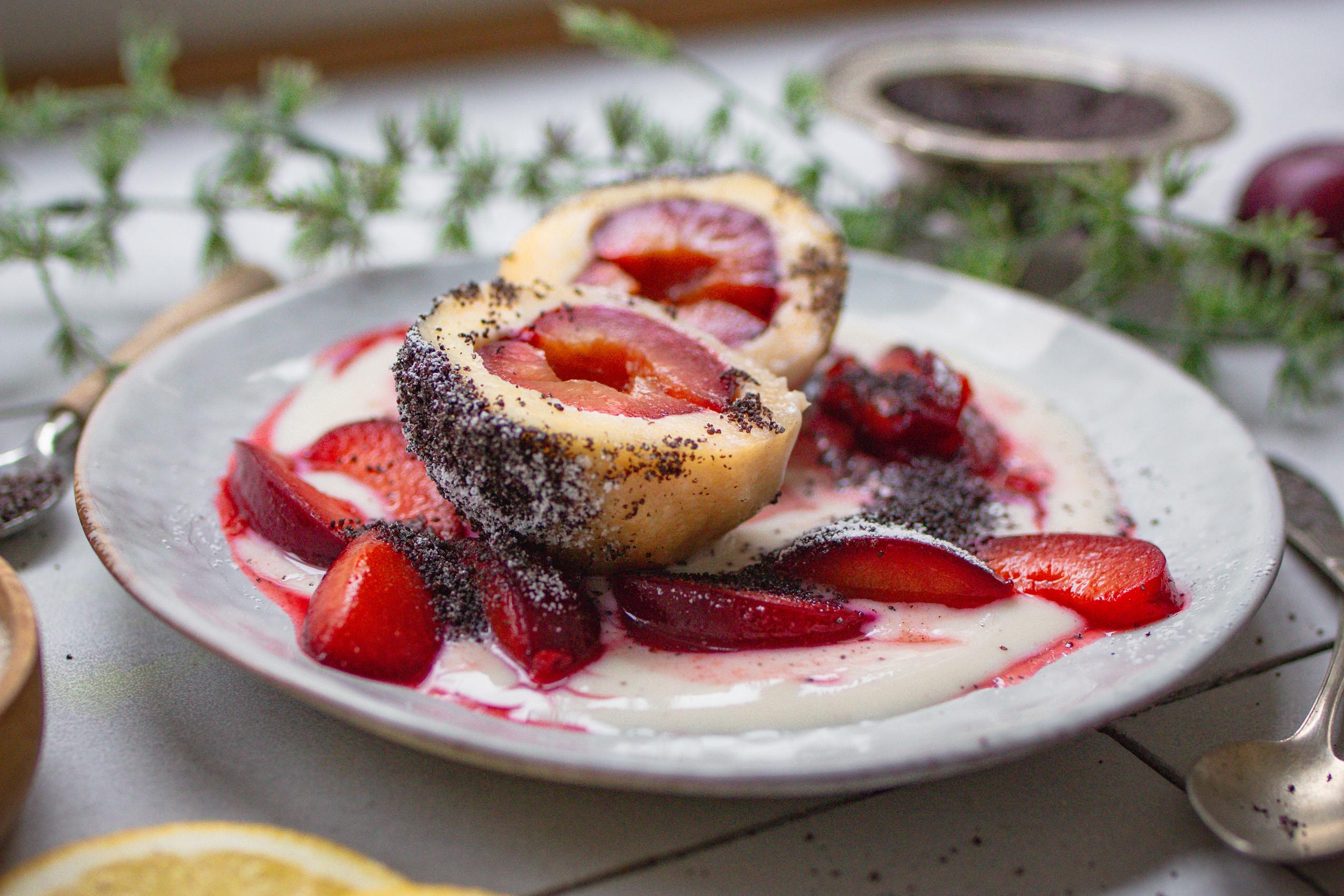 Veganer Topfenknödel mit Zimtzwetschken - Quarkknödel selbst gemacht auf einem Teller
