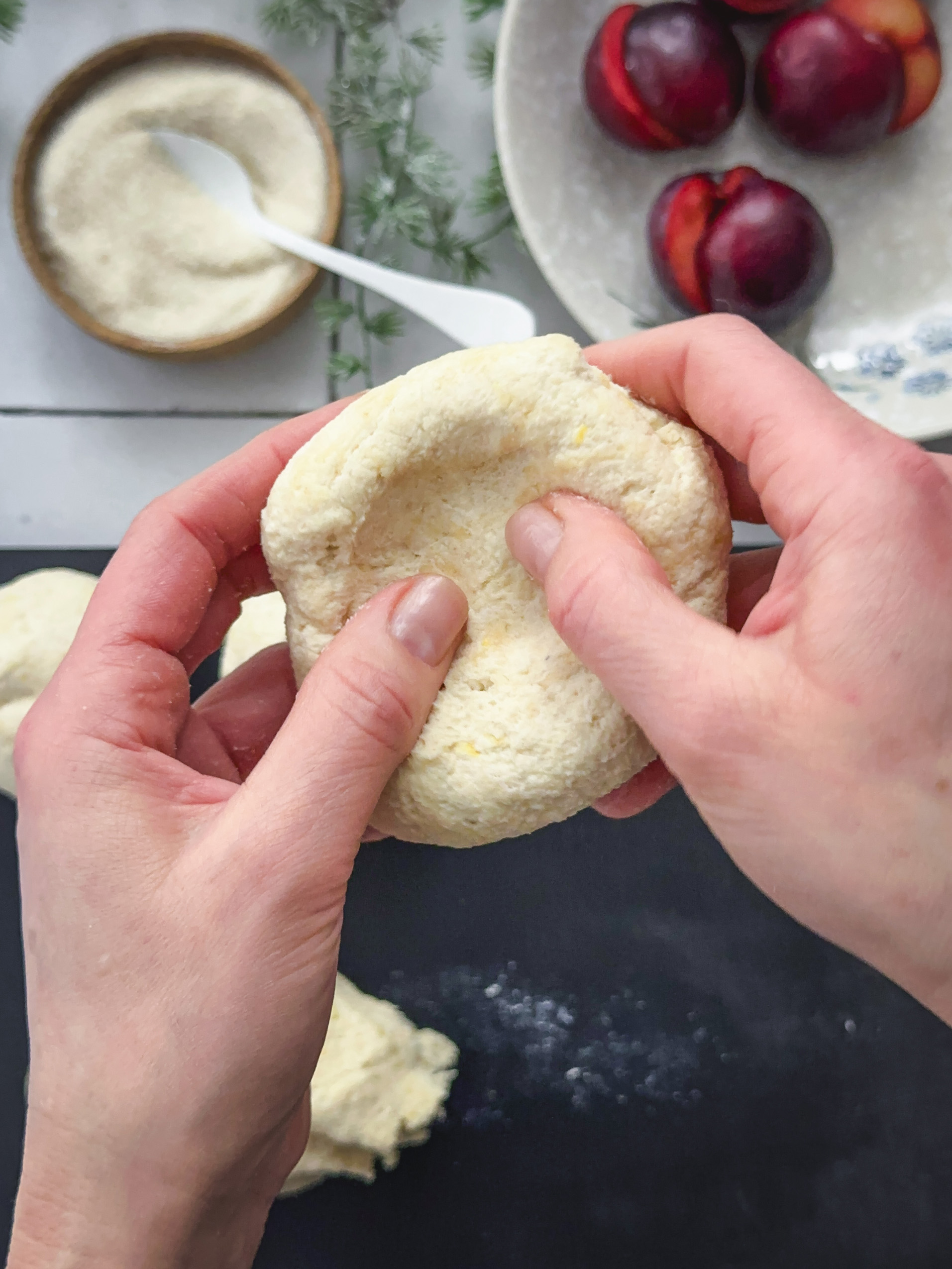 Step-by-Step Bebilderung Zubereitung Topfenknödel - das Füllen der Knödel
