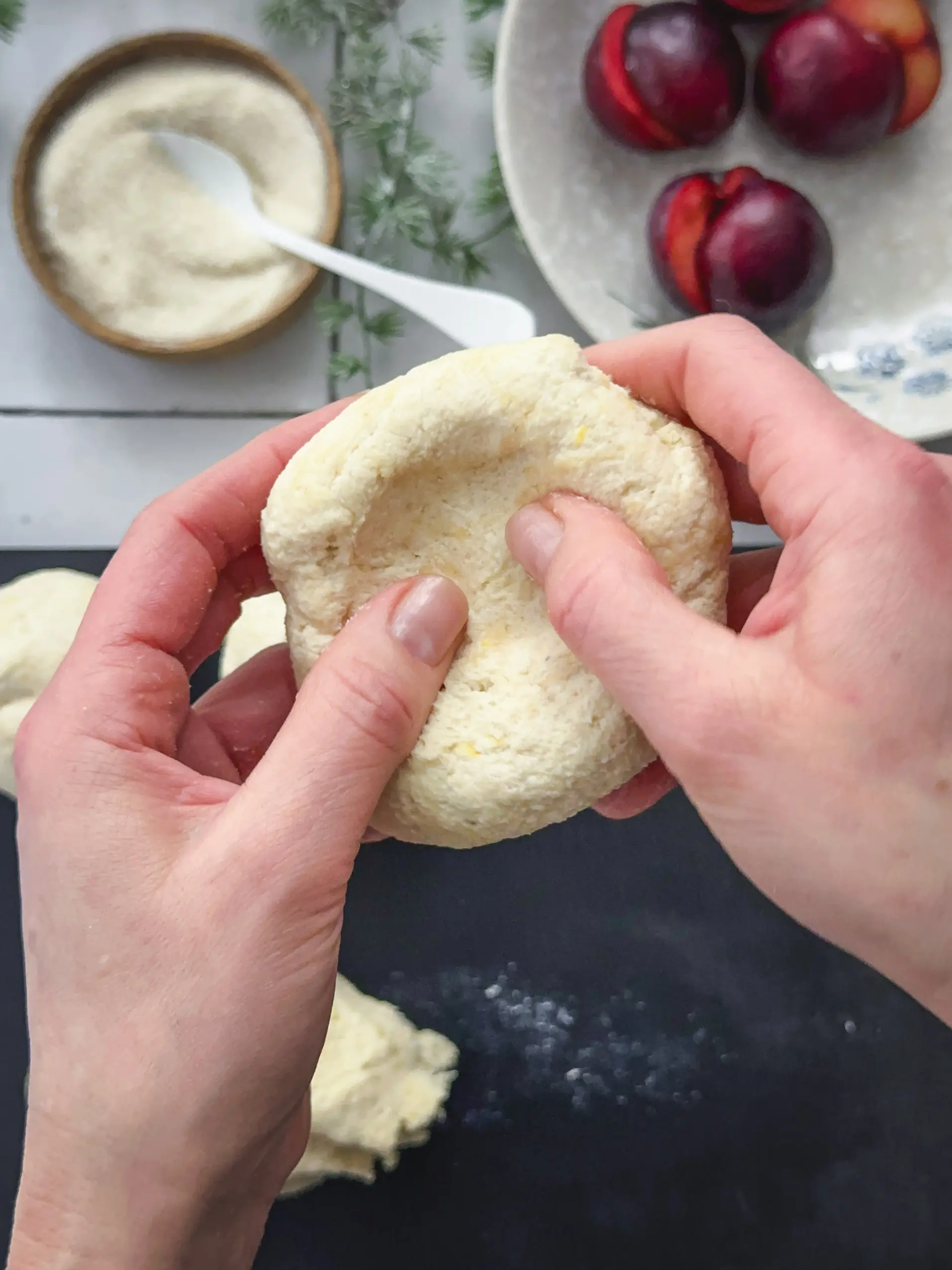 Step-by-Step Bebilderung Zubereitung Topfenknödel - das Füllen der Knödel