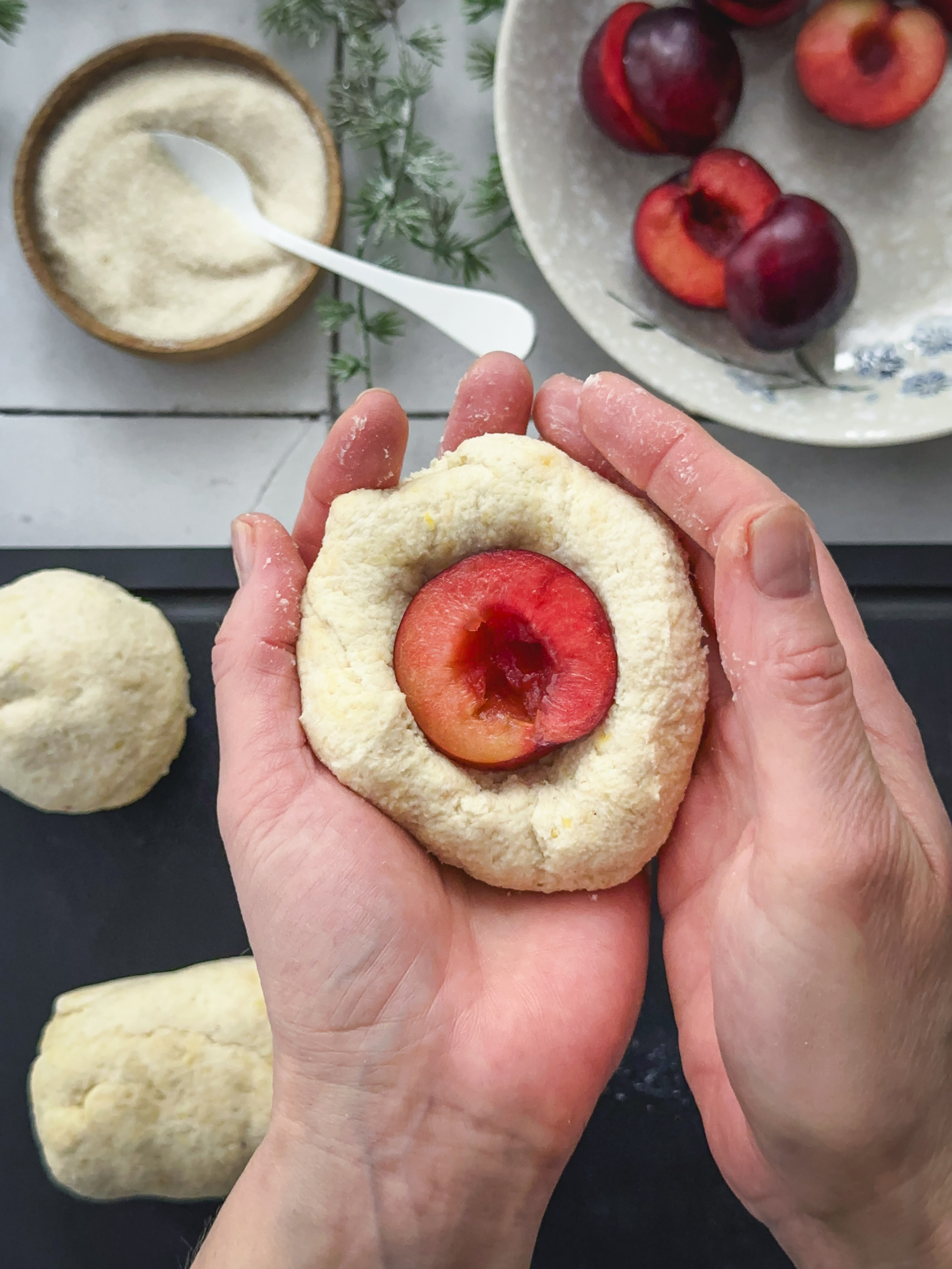Step-by-Step Bebilderung Zubereitung Topfenknödel - das Füllen der Knödel